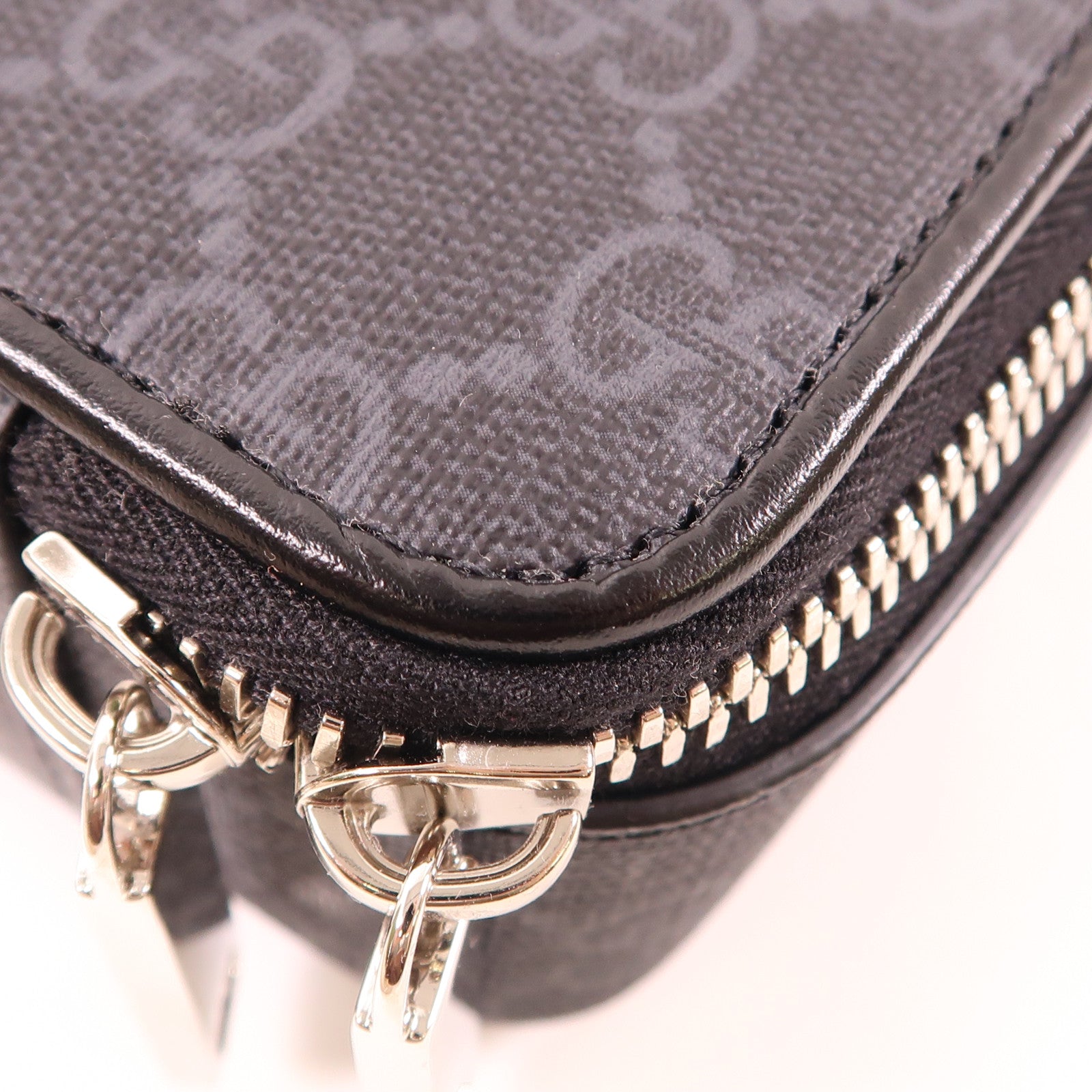 GUCCI 塗層帆布GG Black Small Shoulder Bag銀扣肩背袋