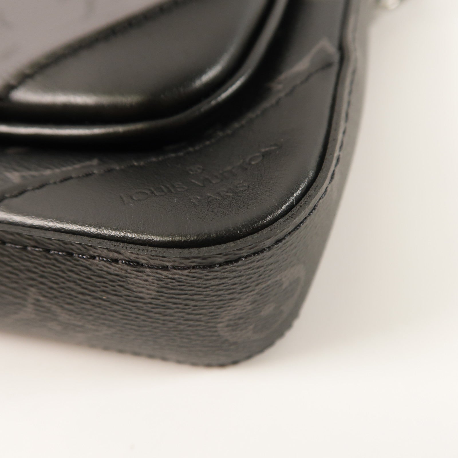 LOUIS VUITTON Monogram Eclipse Reverse Trio Messenger銀扣肩背袋灰色