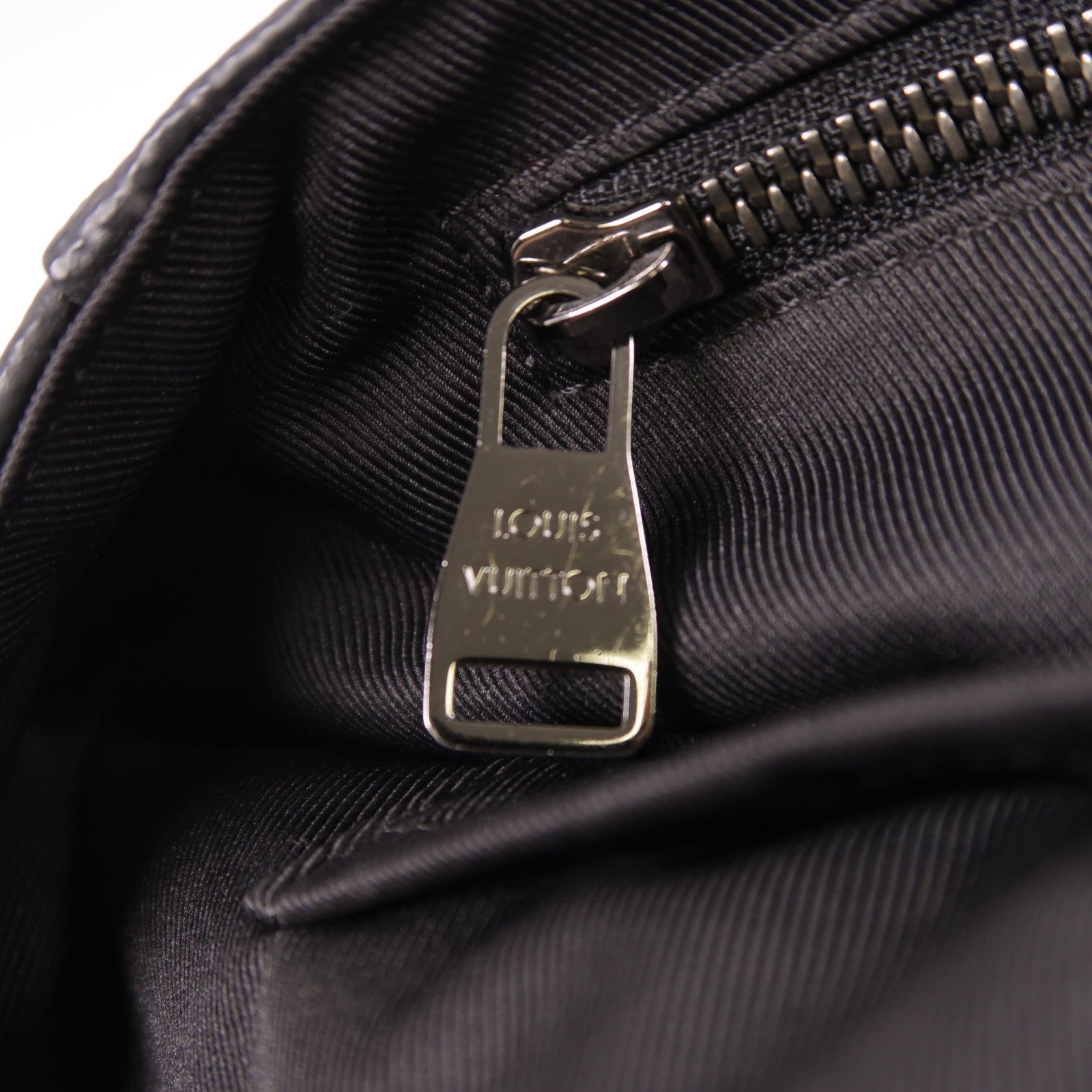 LOUIS VUITTON Monogram Eclipse Messenger PM Voyager銀扣肩背袋