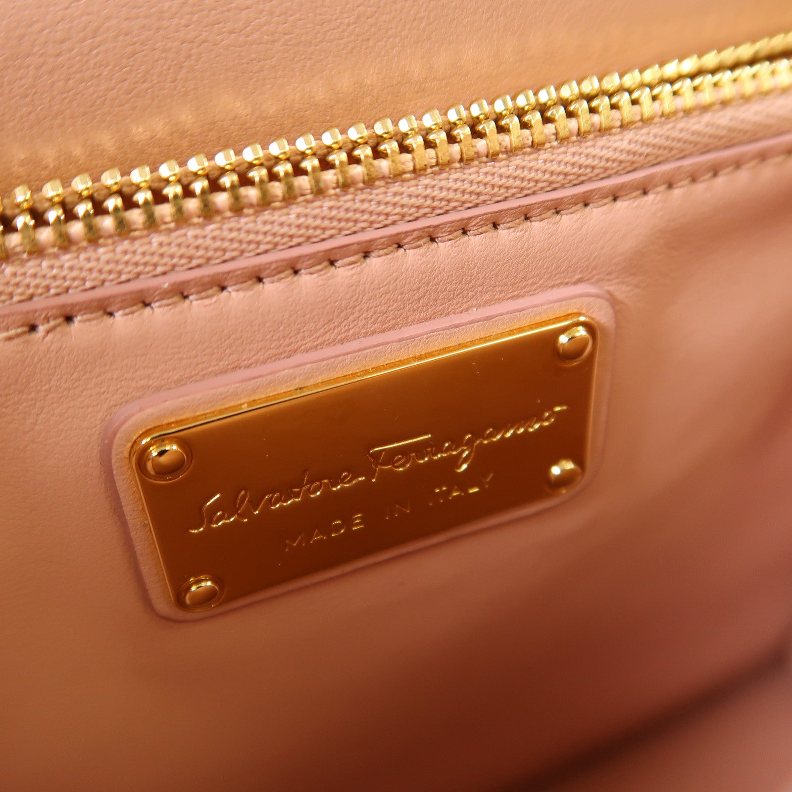 Salvatore Ferragamo 漆皮皮革Chain Shoulder金扣鏈帶肩背袋