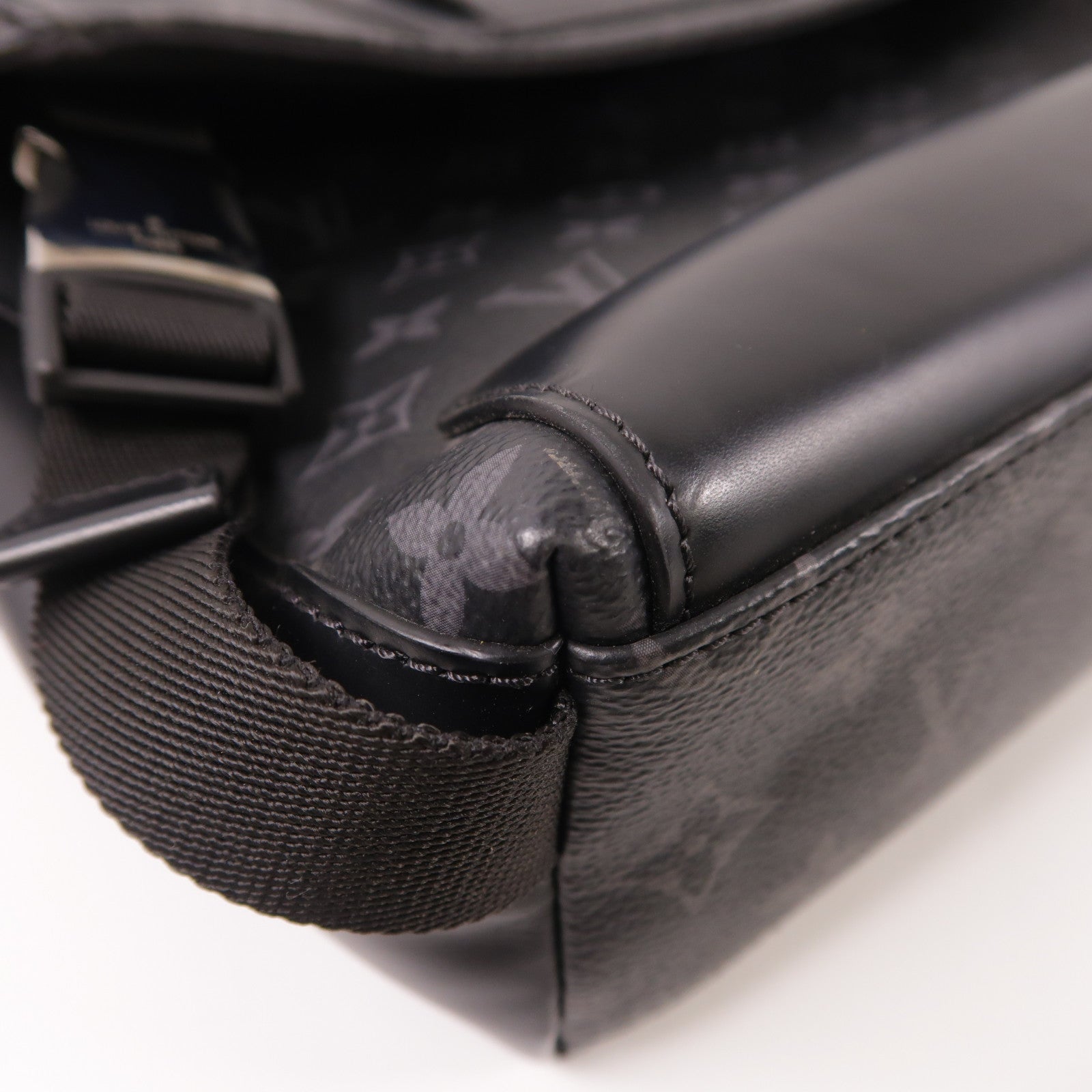 LOUIS VUITTON Monogram Eclipse Messenger PM Voyager銀扣肩背袋