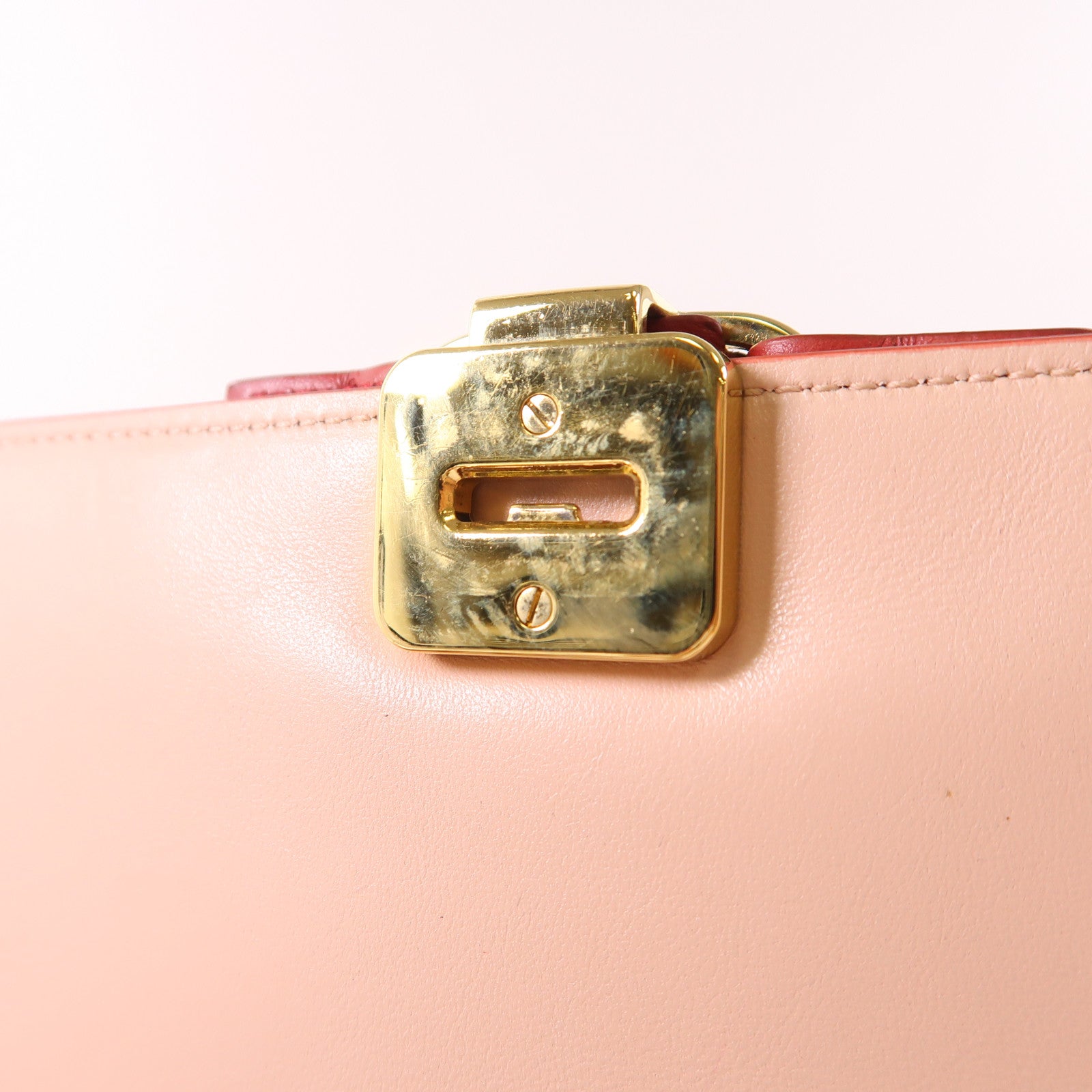 Salvatore Ferragamo 漆皮皮革Chain Shoulder金扣鏈帶肩背袋