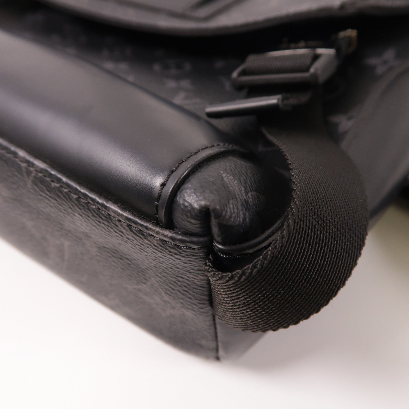 LOUIS VUITTON Monogram Eclipse Messenger PM Voyager銀扣肩背袋