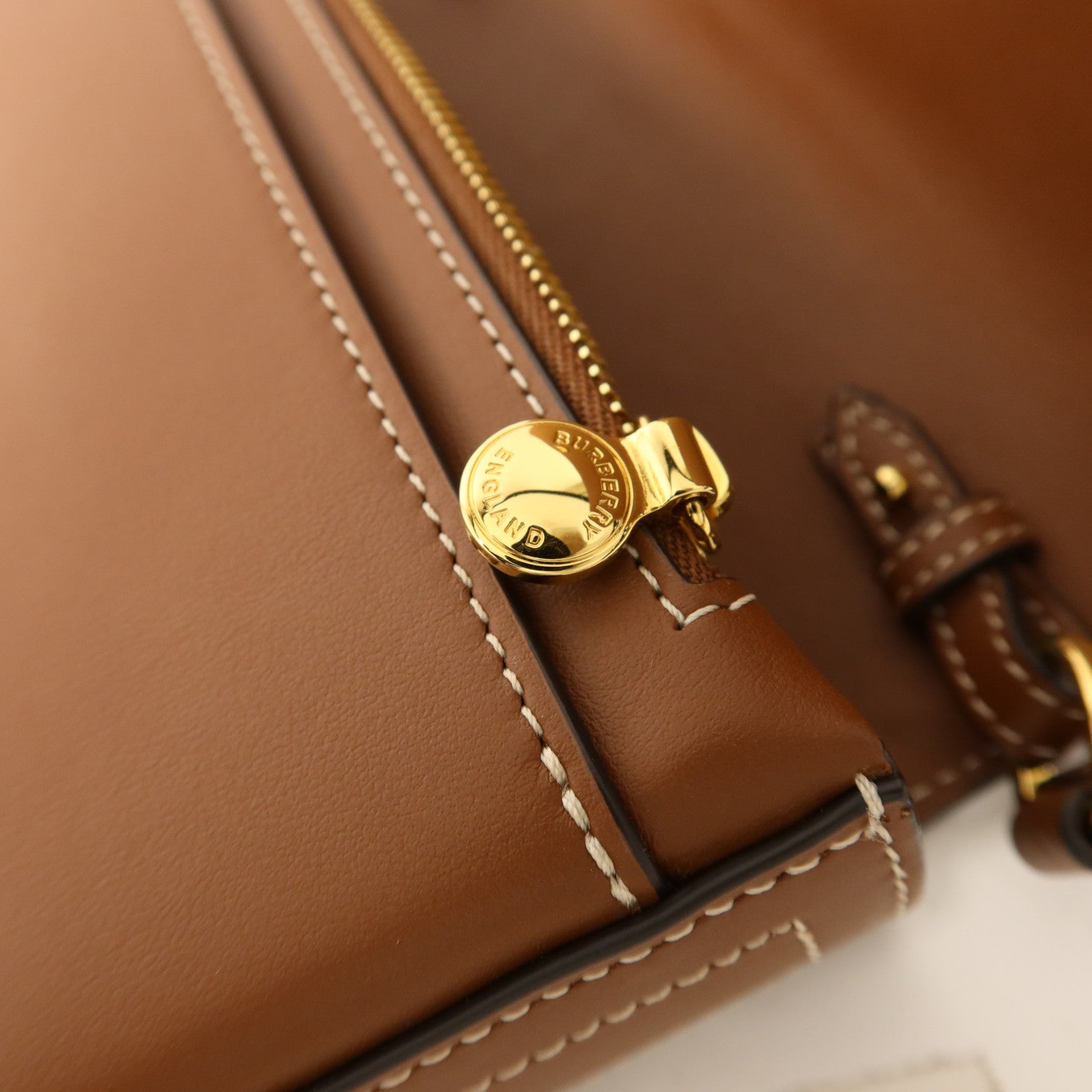 BURBERRY 牛皮皮革Tan Hampshire金扣肩背袋