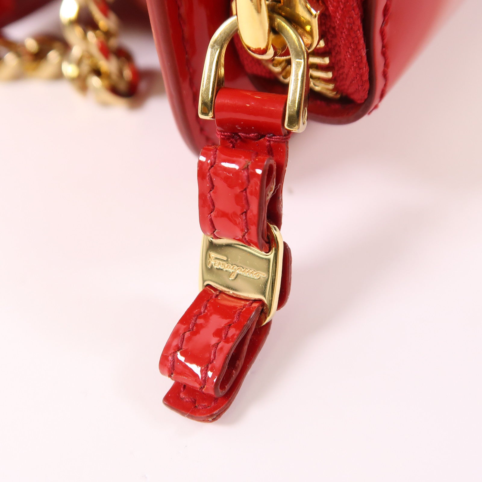 Salvatore Ferragamo 漆皮皮革Chain Shoulder金扣鏈帶肩背袋