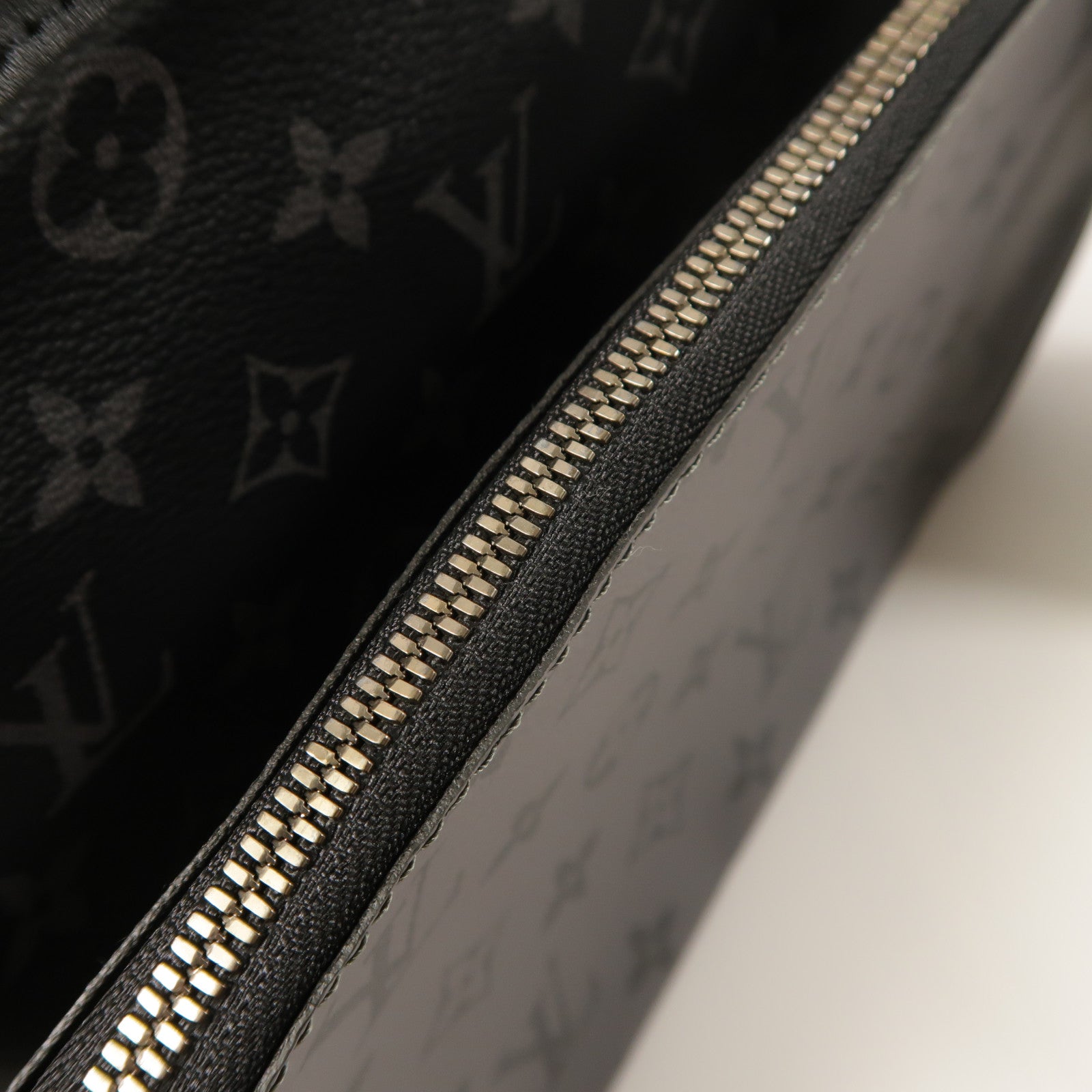 LOUIS VUITTON Monogram Eclipse Reverse Trio Messenger銀扣肩背袋灰色