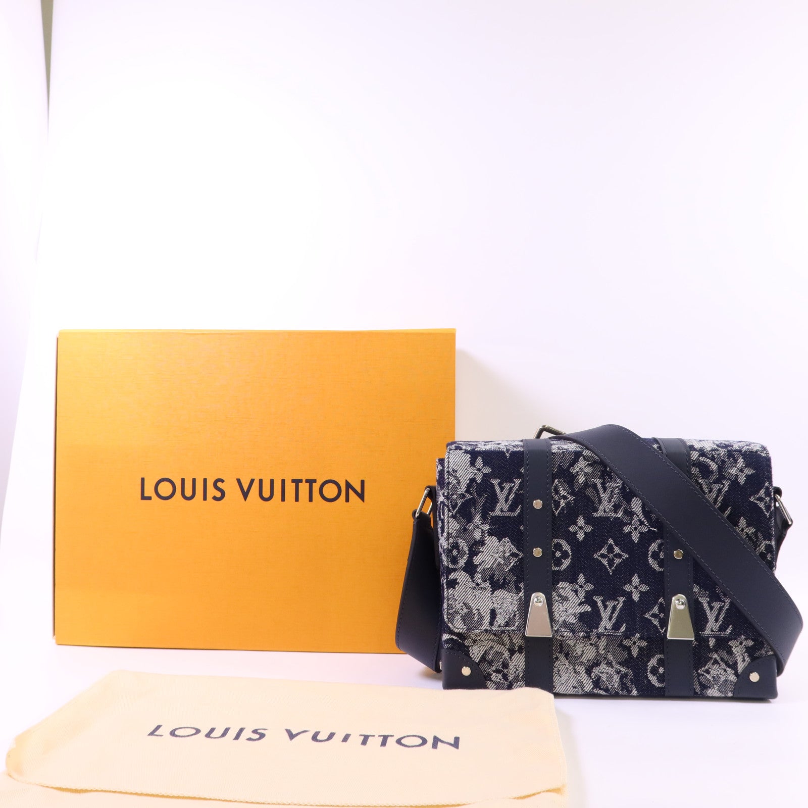 LOUIS VUITTON Monogram Tapestry Trunk Messenger銀扣肩背袋