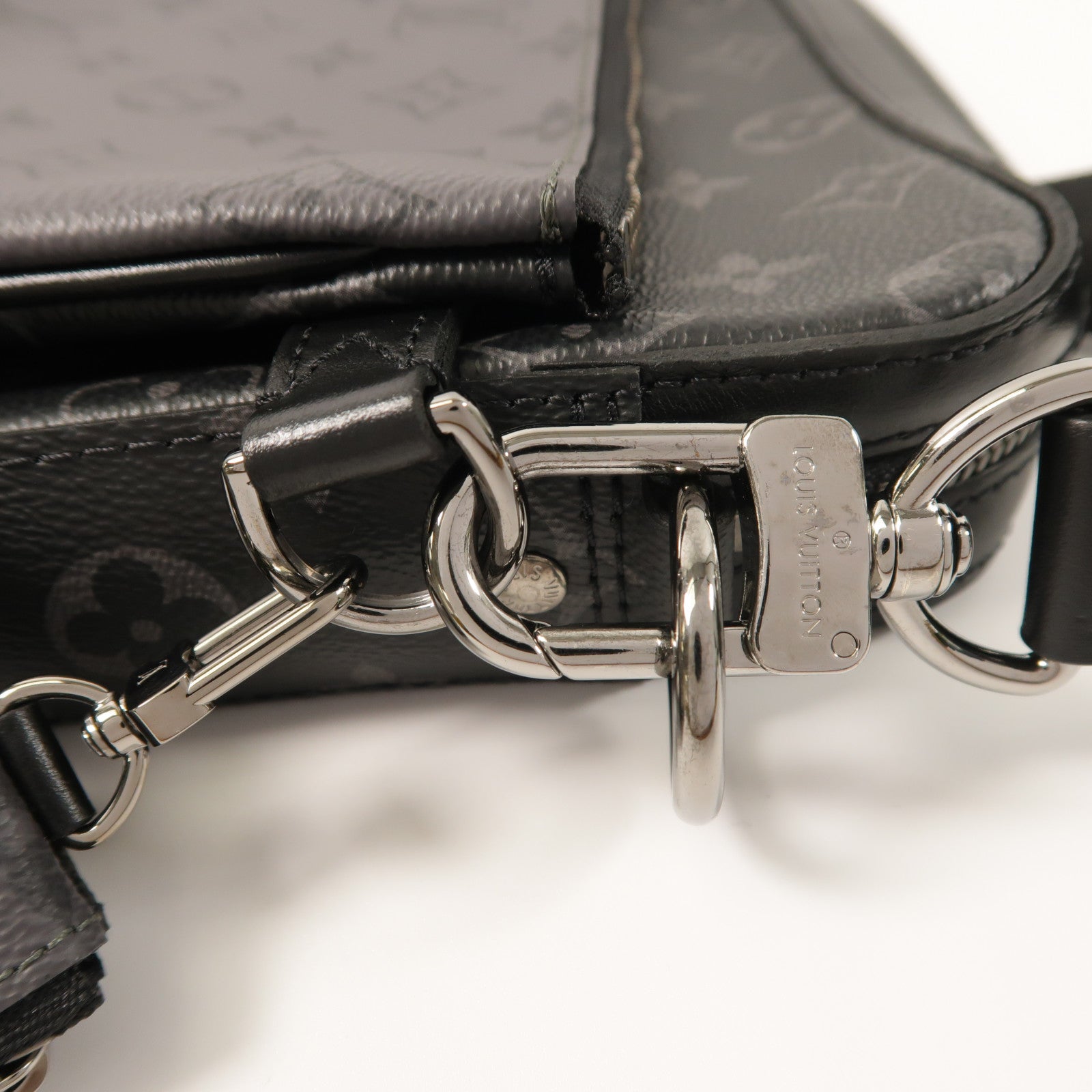 LOUIS VUITTON Monogram Eclipse Reverse Trio Messenger銀扣肩背袋灰色