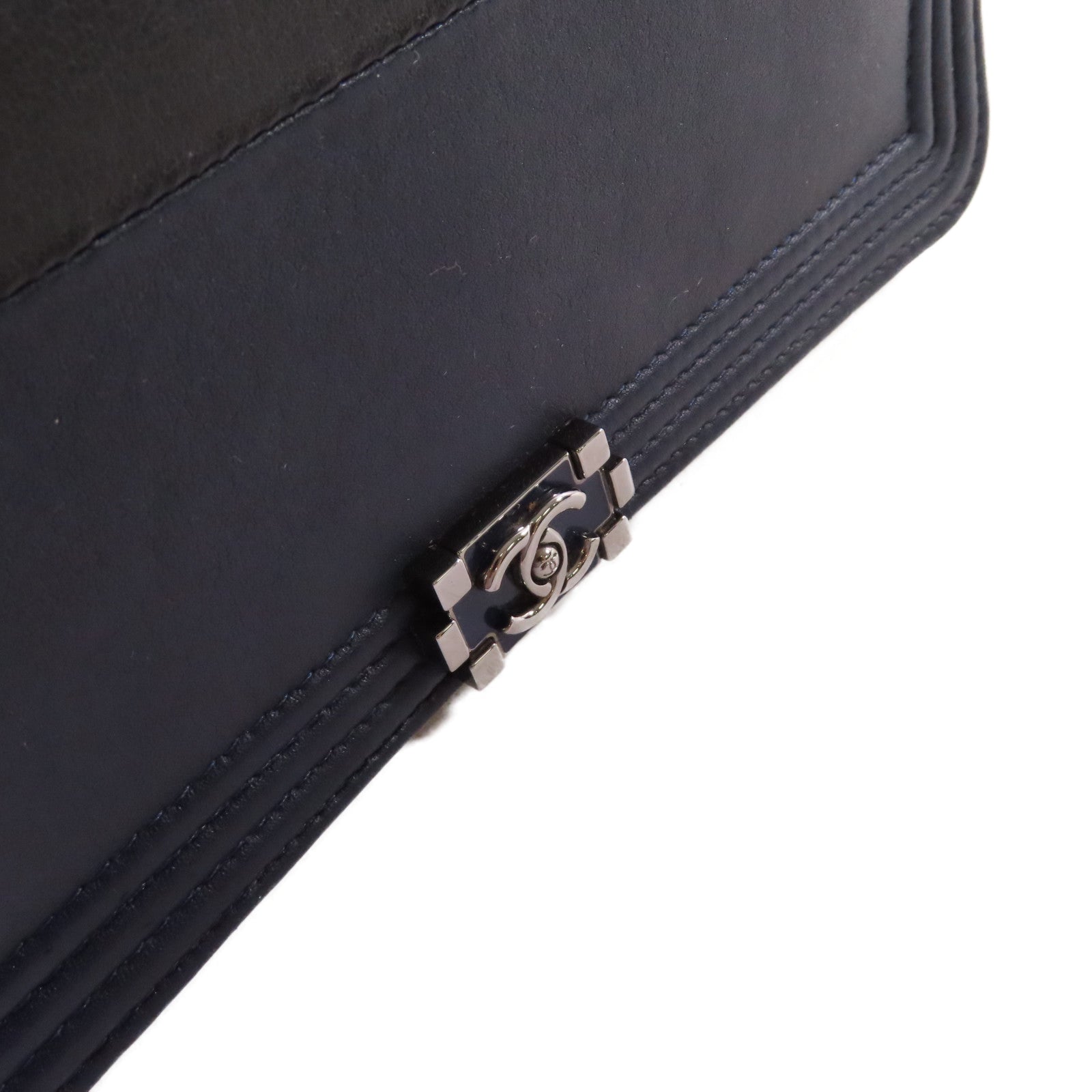CHANEL 牛皮皮革WOC Wallet On Chain Shoulder Bag銀扣鏈帶肩背袋黑色/深藍色