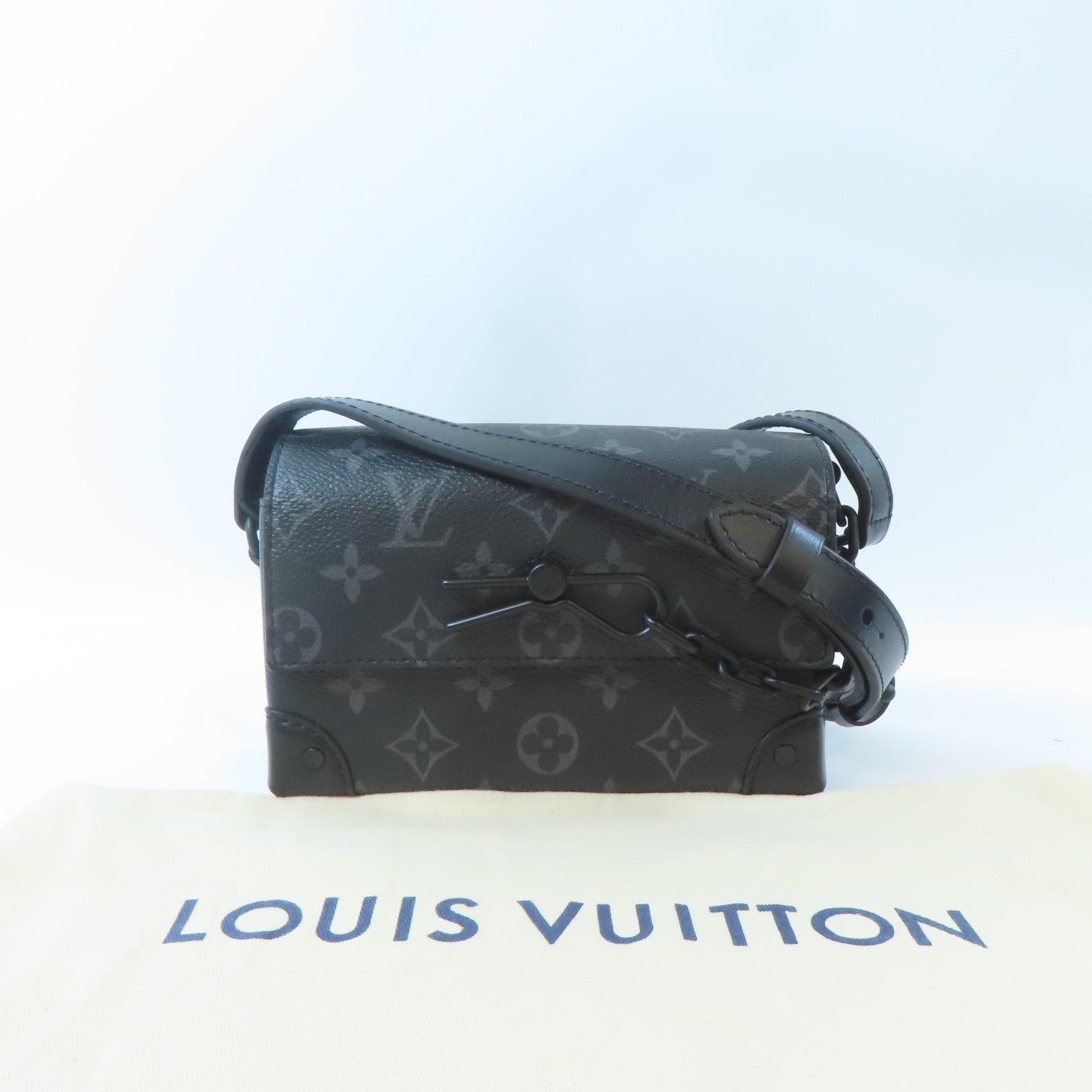 LOUIS VUITTON Monogram Eclipse Steamer肩背袋黑色