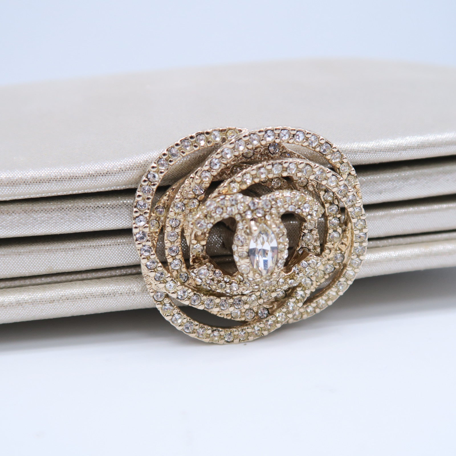 CHANEL 【激減優惠】牛皮皮革Clutch Bag金扣手拿包金色