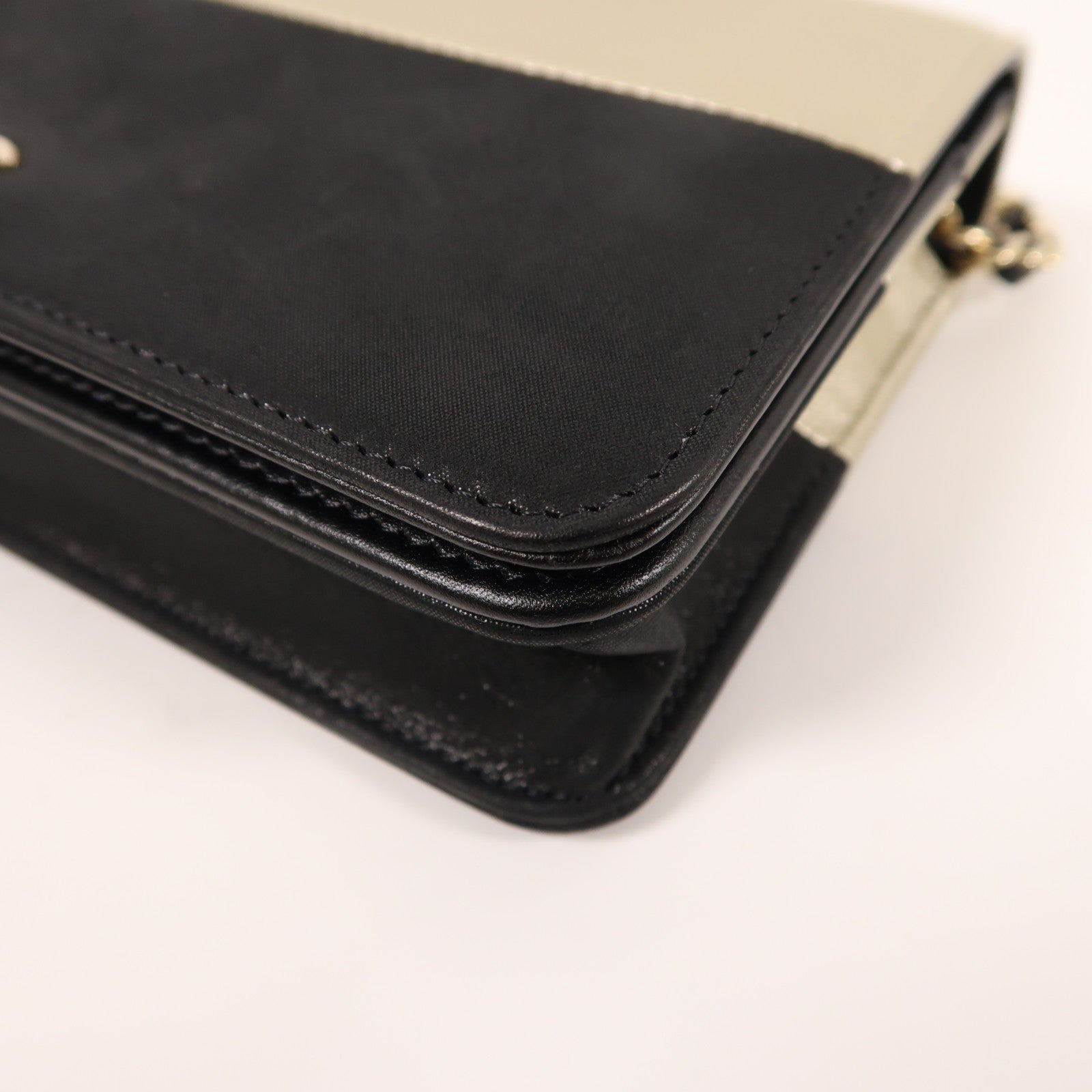 CHANEL 皮革WOC Wallet On Chain金扣鏈帶肩背袋