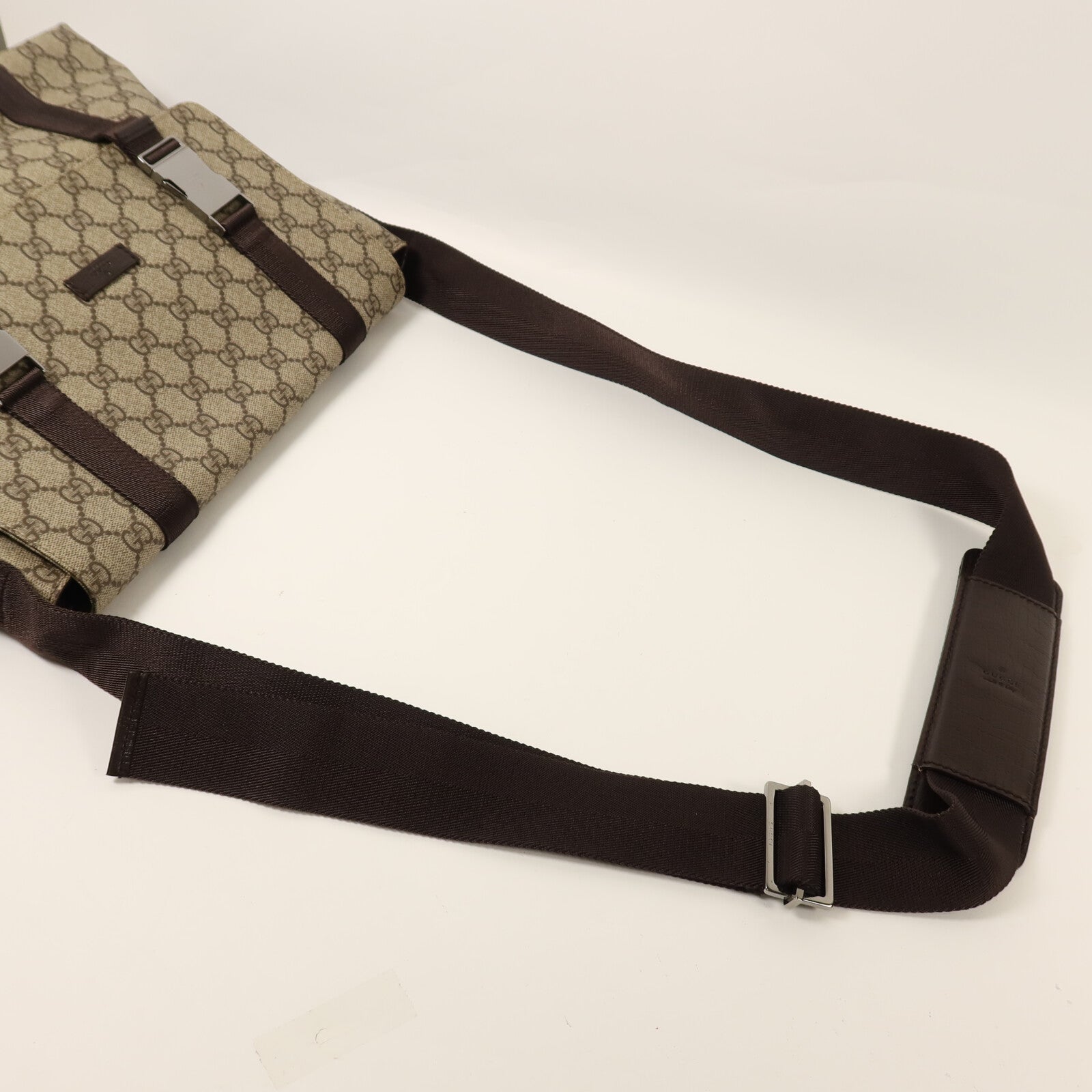 GUCCI 塗層帆布GG Supreme銀扣肩背袋