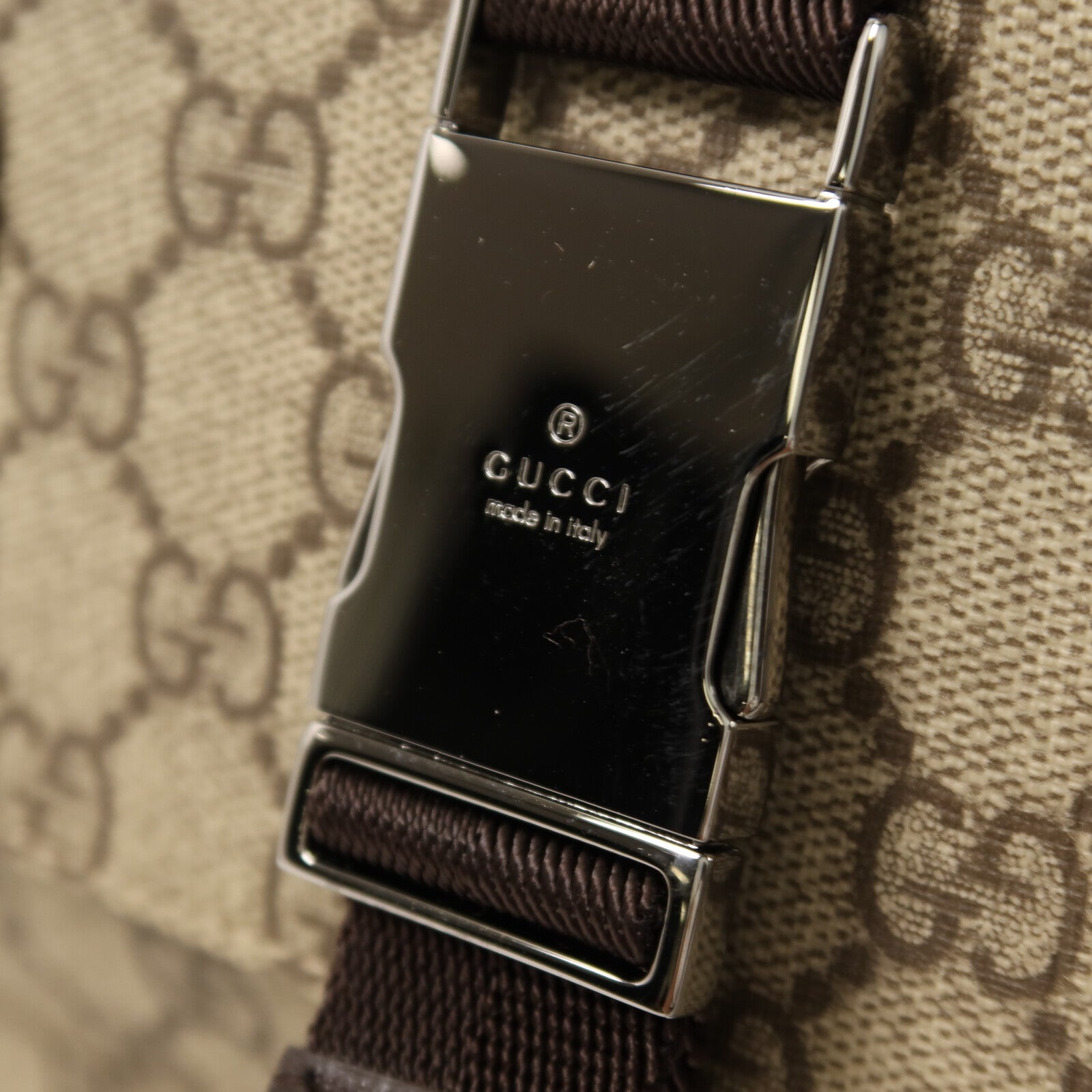 GUCCI 塗層帆布GG Supreme銀扣肩背袋
