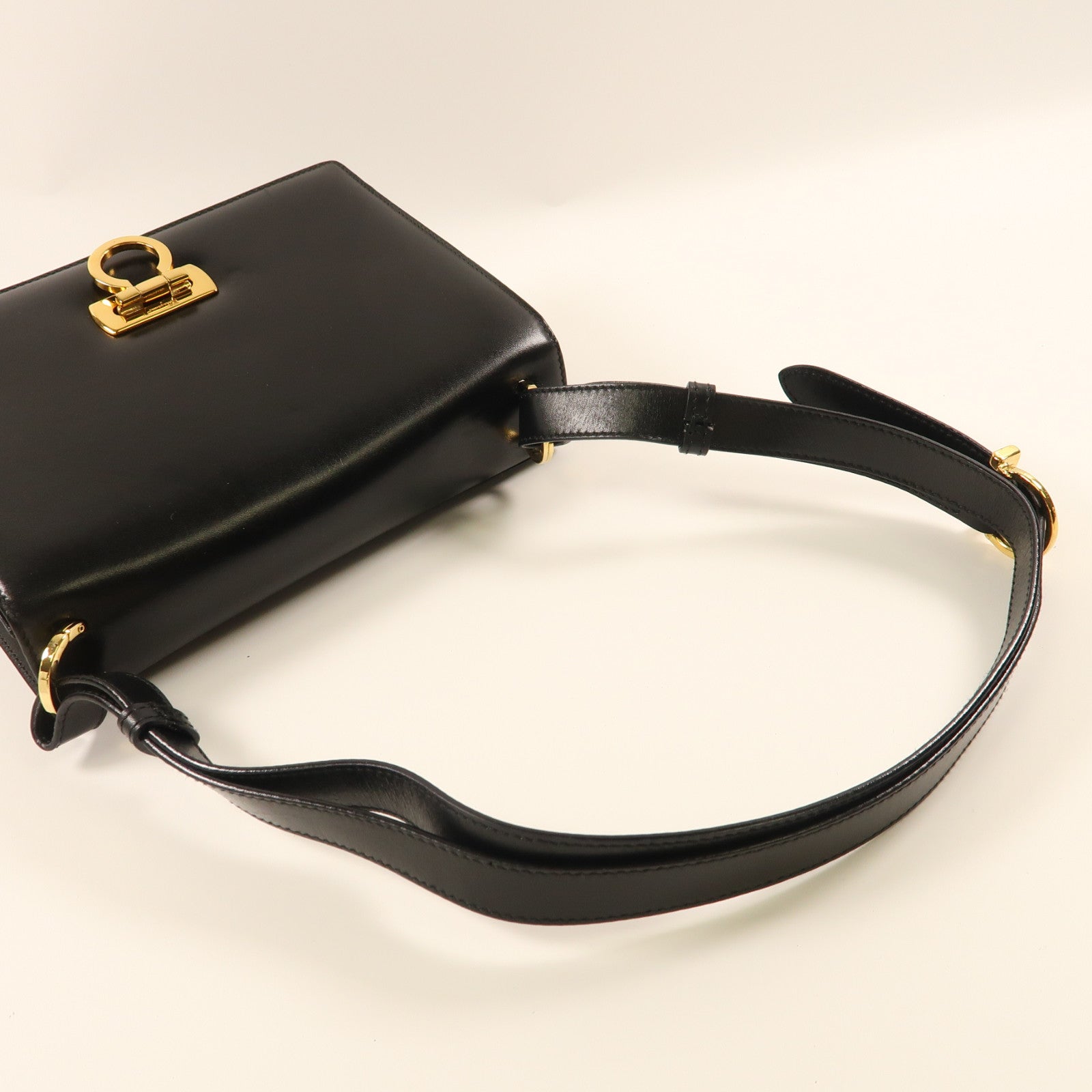 Salvatore Ferragamo 羊皮皮革Shoulder Bag金扣肩背袋黑色