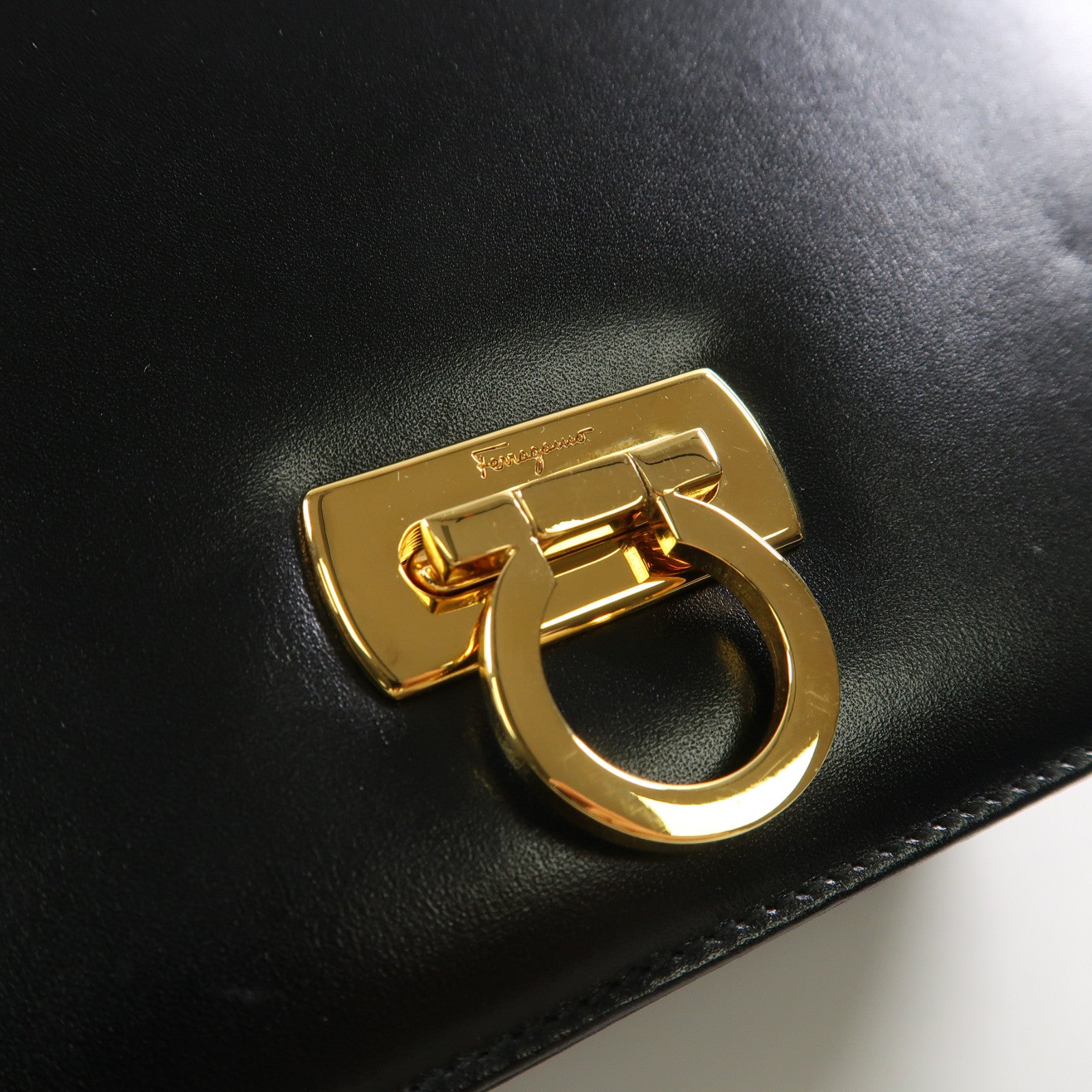 Salvatore Ferragamo 羊皮皮革Shoulder Bag金扣肩背袋黑色