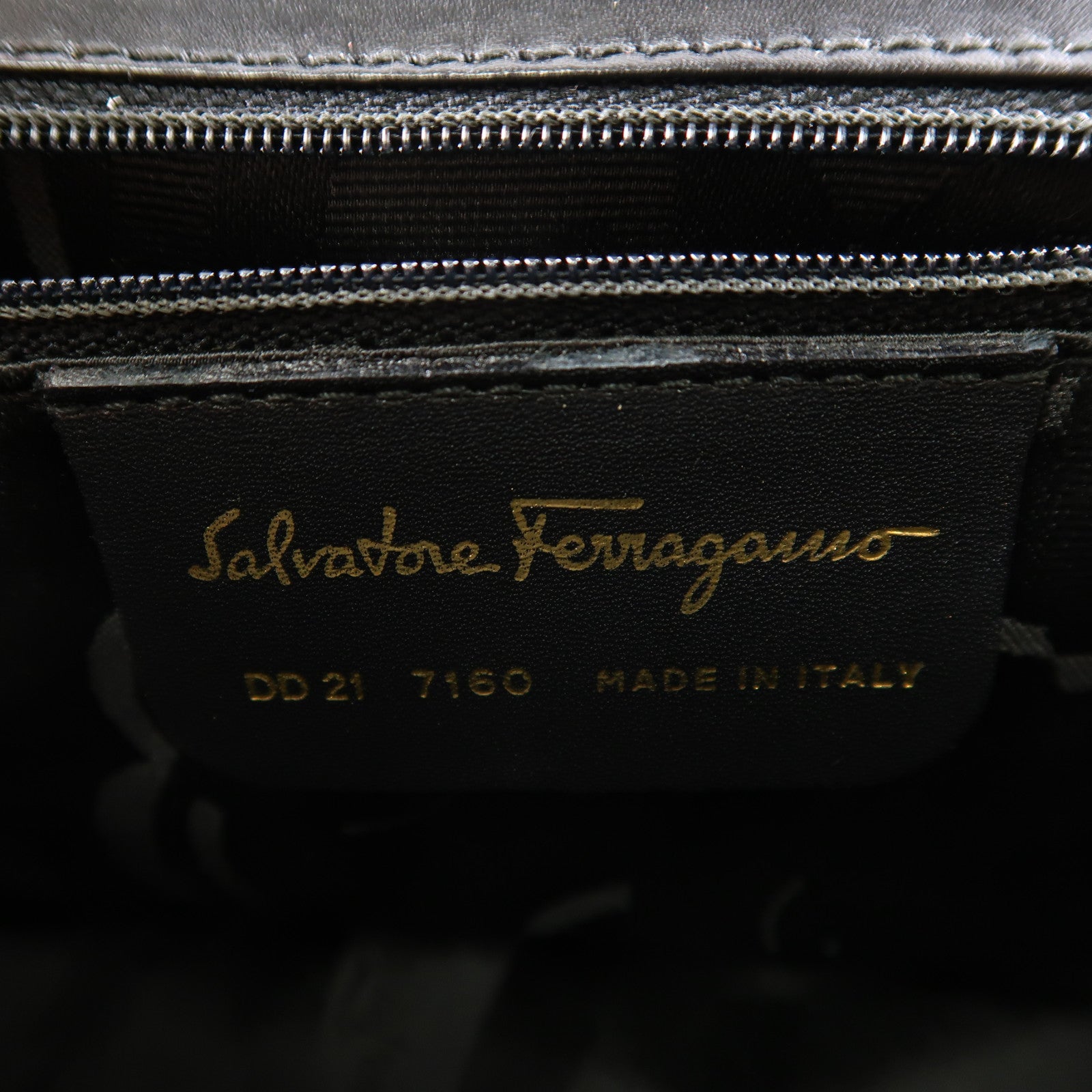 Salvatore Ferragamo 羊皮皮革Shoulder Bag金扣肩背袋黑色