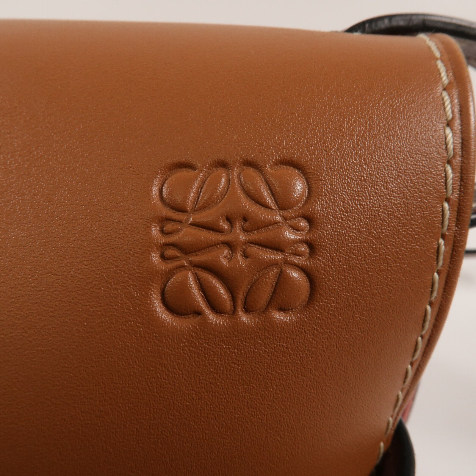 LOEWE 牛皮皮革Gate Medium肩背袋