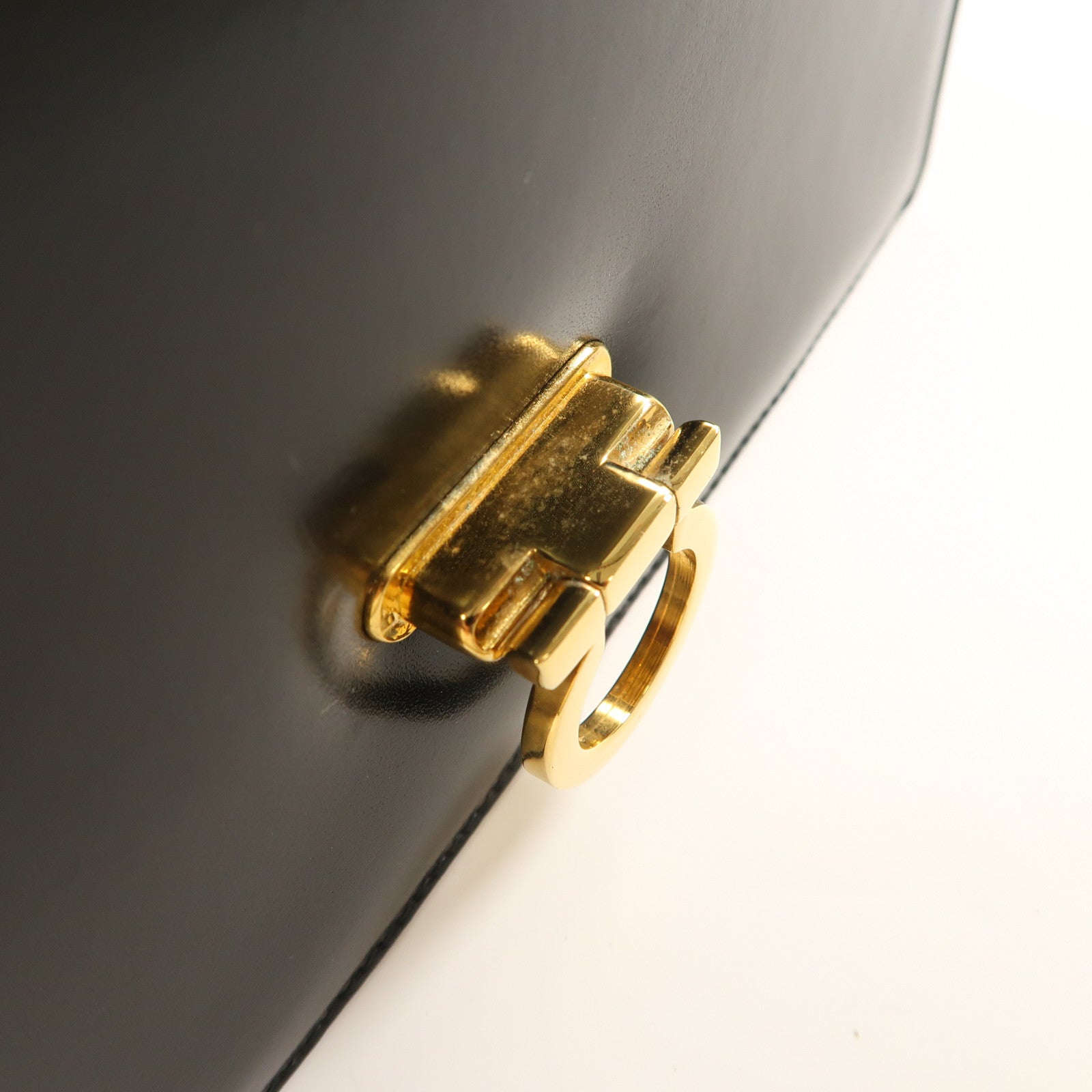 Salvatore Ferragamo 羊皮皮革Shoulder Bag金扣肩背袋黑色