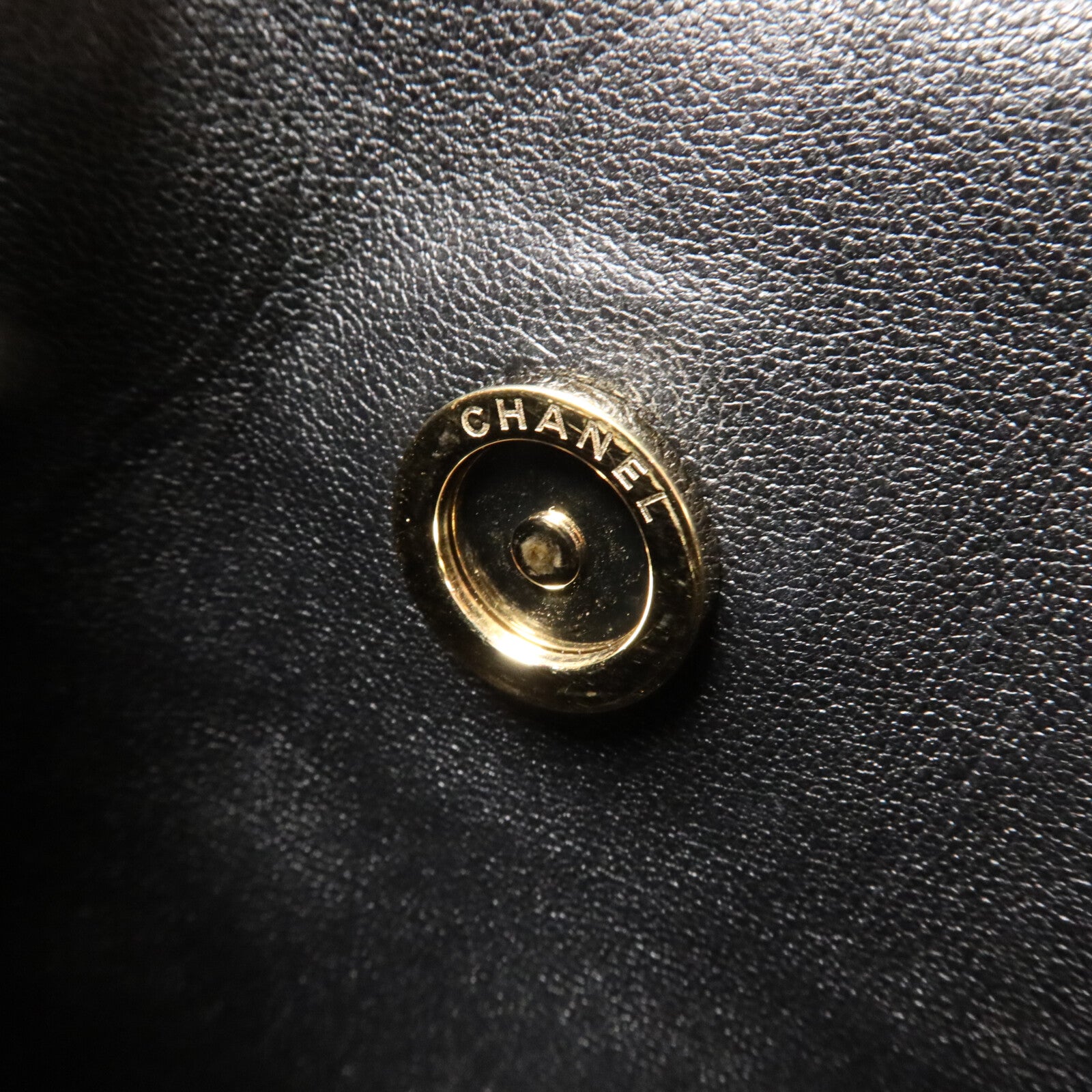 CHANEL 牛皮皮革Mini Bucket鏈帶肩背袋