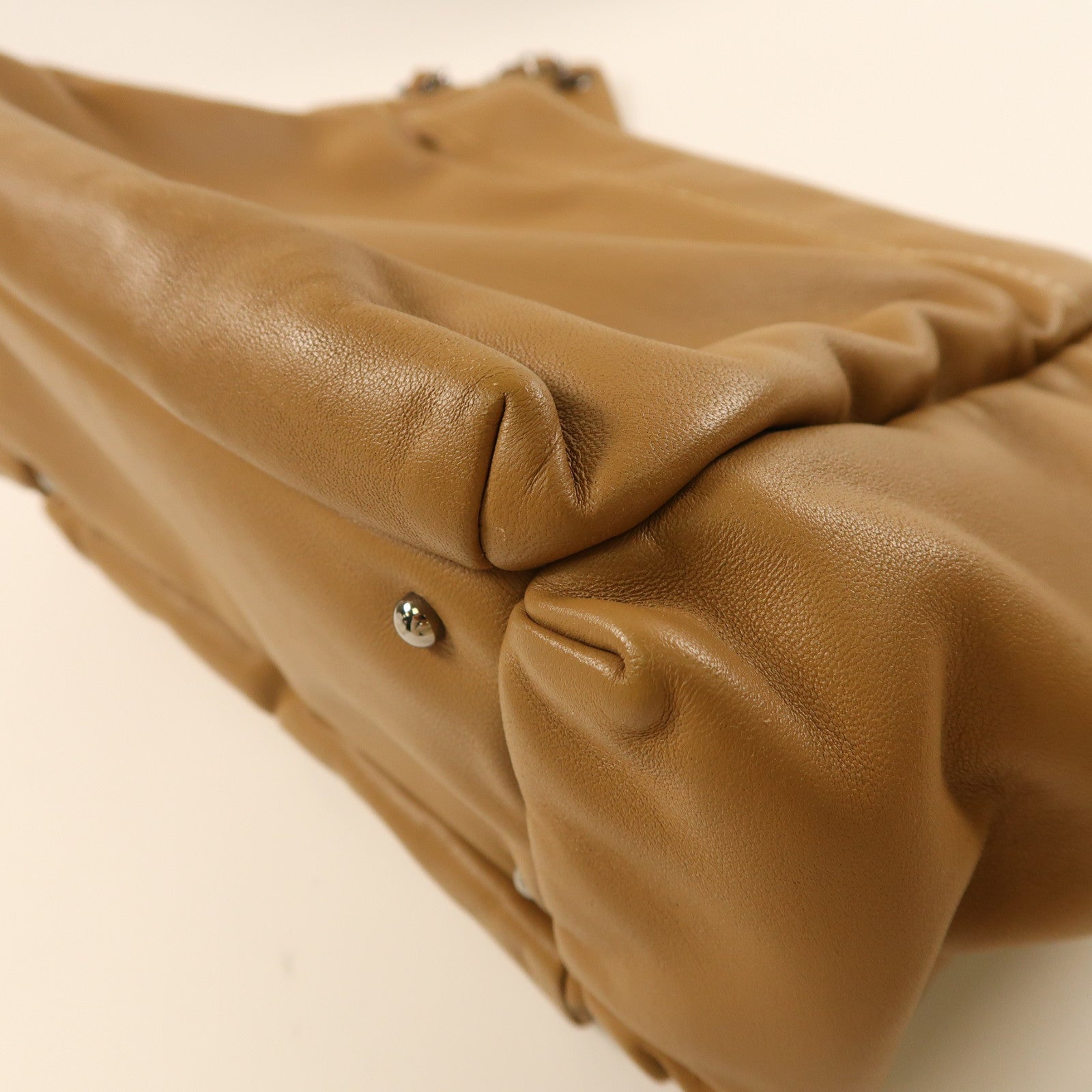 CHANEL 漆皮皮革Chain Shoulder銀扣鏈帶肩背袋淺啡色