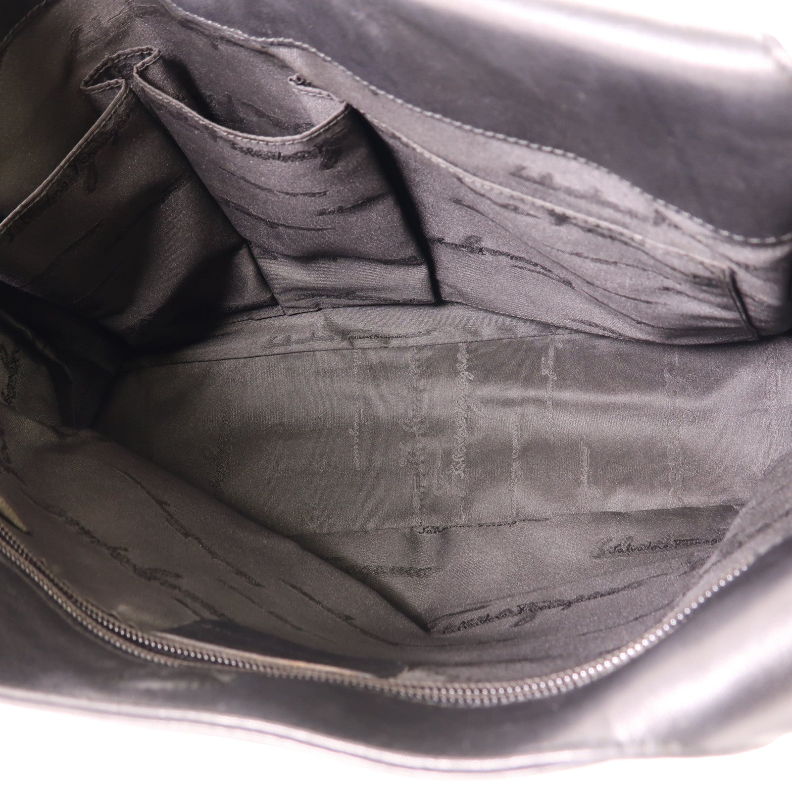 Salvatore Ferragamo 牛皮皮革Shoulder Bag銀扣肩背袋