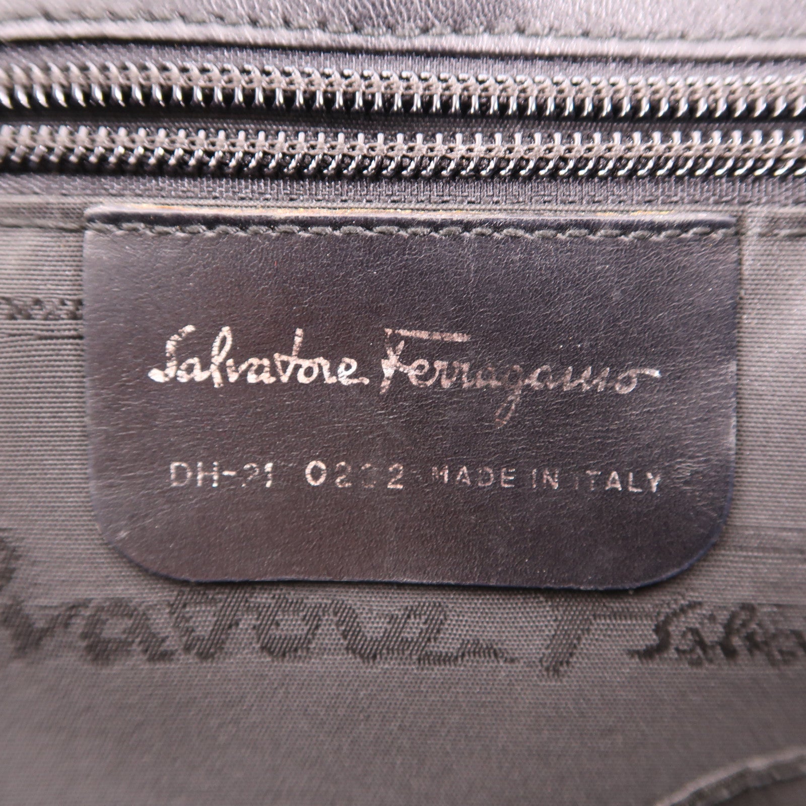 Salvatore Ferragamo 牛皮皮革Shoulder Bag銀扣肩背袋
