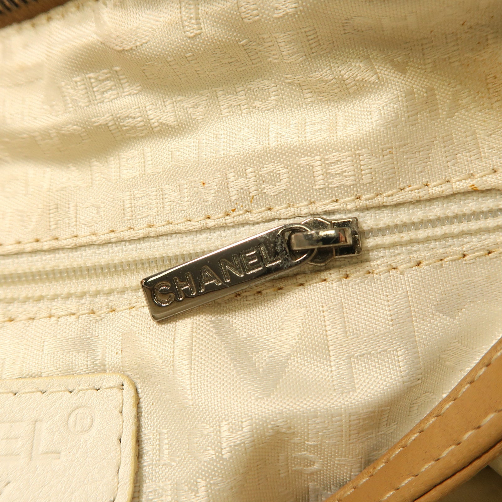 CHANEL 漆皮皮革Chain Shoulder銀扣鏈帶肩背袋淺啡色