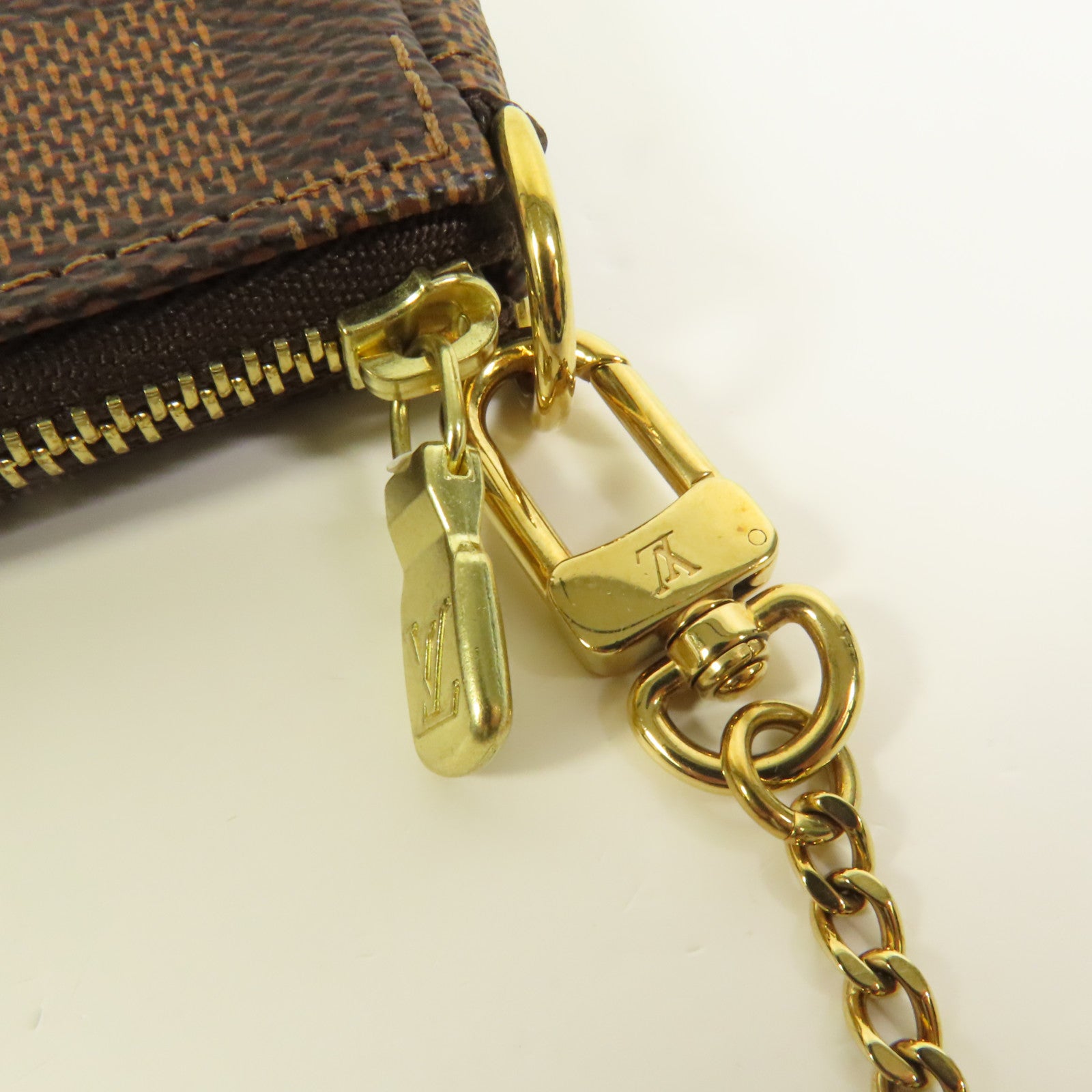 LOUIS VUITTON Damier Mini Pochette Accessories金扣鏈帶手挽袋