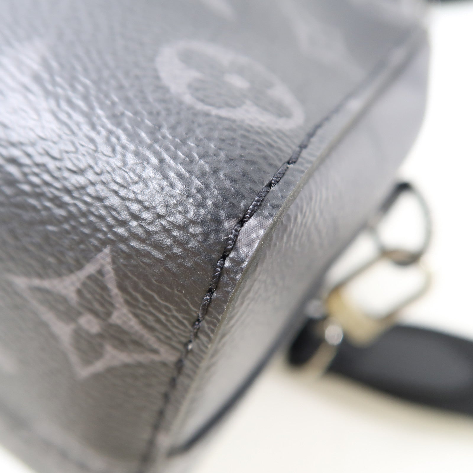 LOUIS VUITTON Monogram Eclipse Keepall Bandouliere銀扣肩背袋黑色