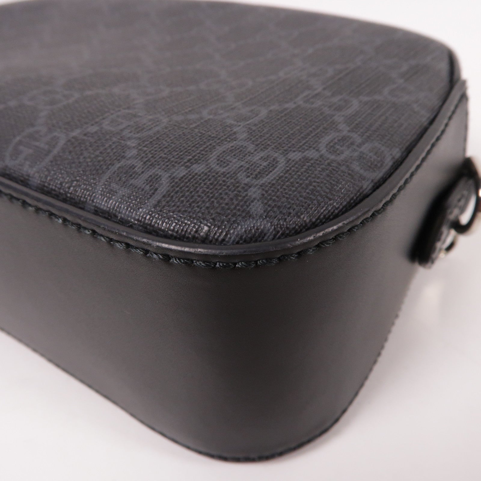GUCCI 塗層帆布GG Supreme銀扣肩背袋黑色