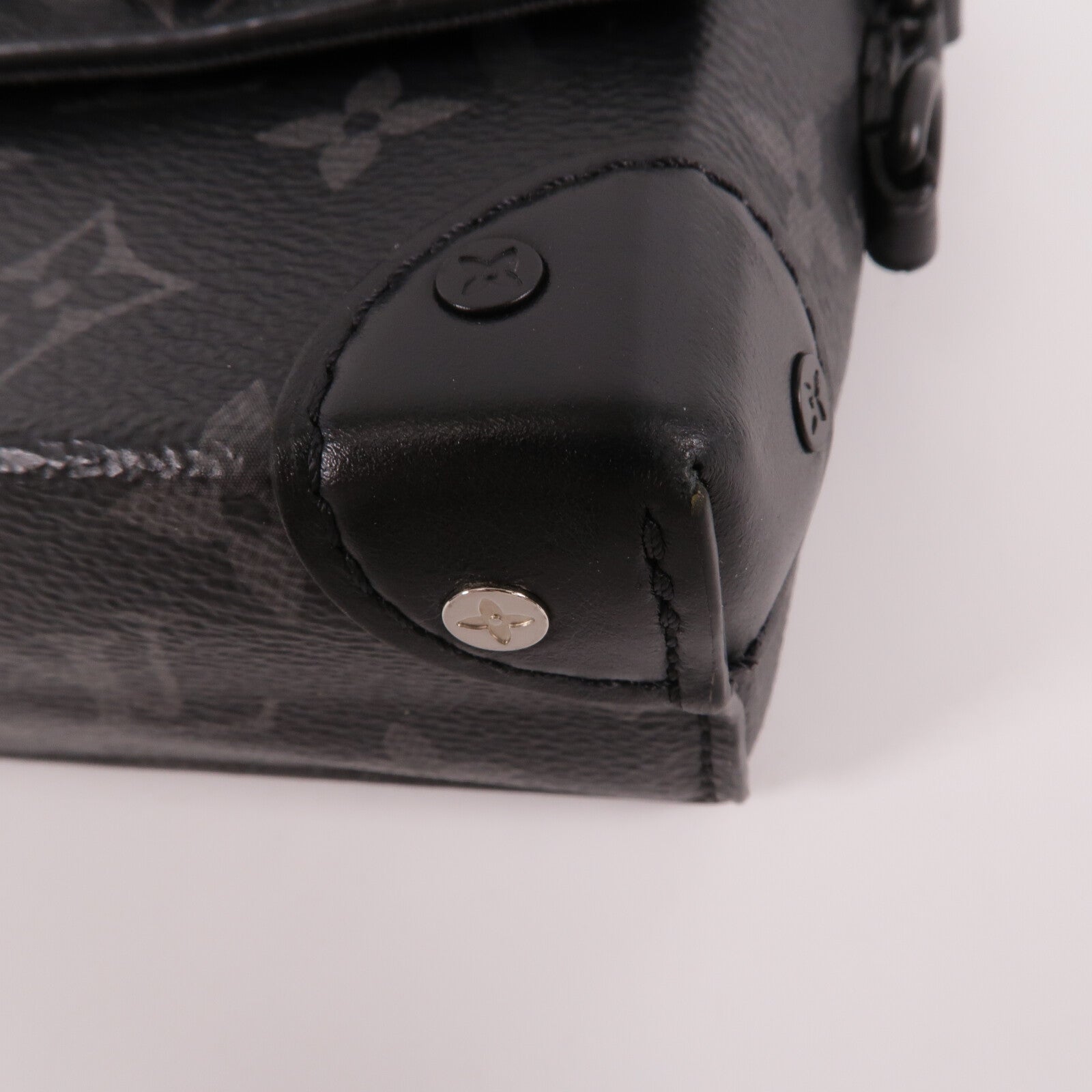 LOUIS VUITTON Monogram Eclipse Steamer Wearable Wallet肩背袋