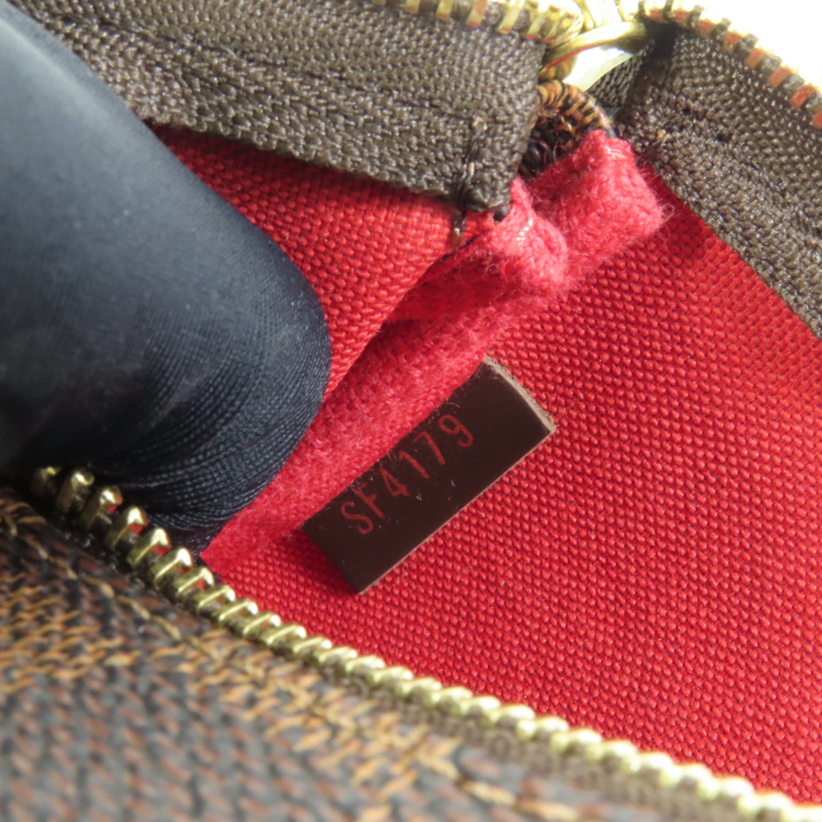 LOUIS VUITTON Damier Mini Pochette Accessories金扣鏈帶手挽袋