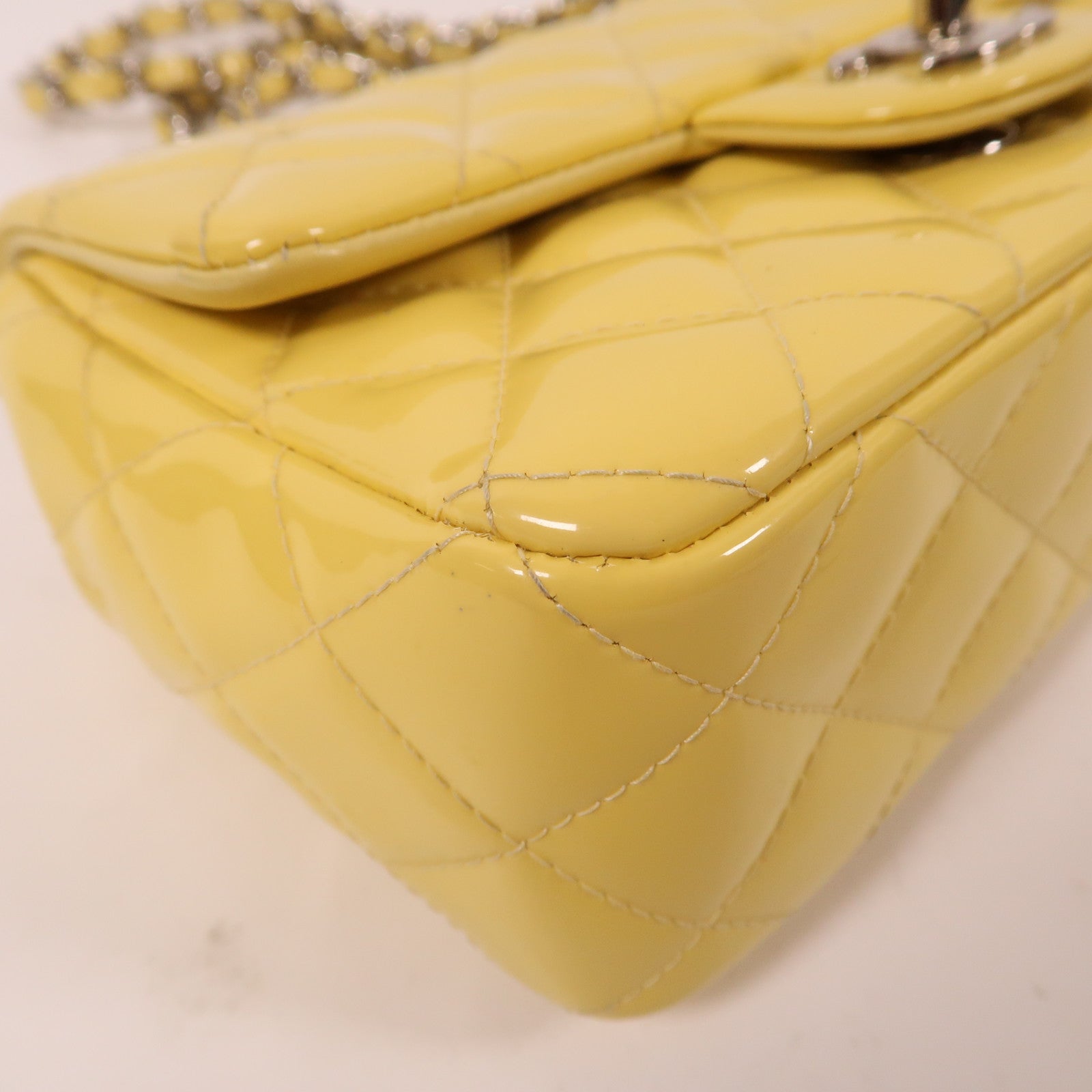 CHANEL 【激減優惠】菱格漆皮皮革Chain Shoulder銀扣鏈帶肩背袋黃色