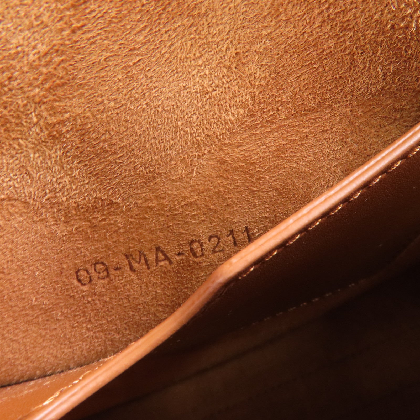 Dior 牛皮皮革Bobby Bag金扣肩背袋