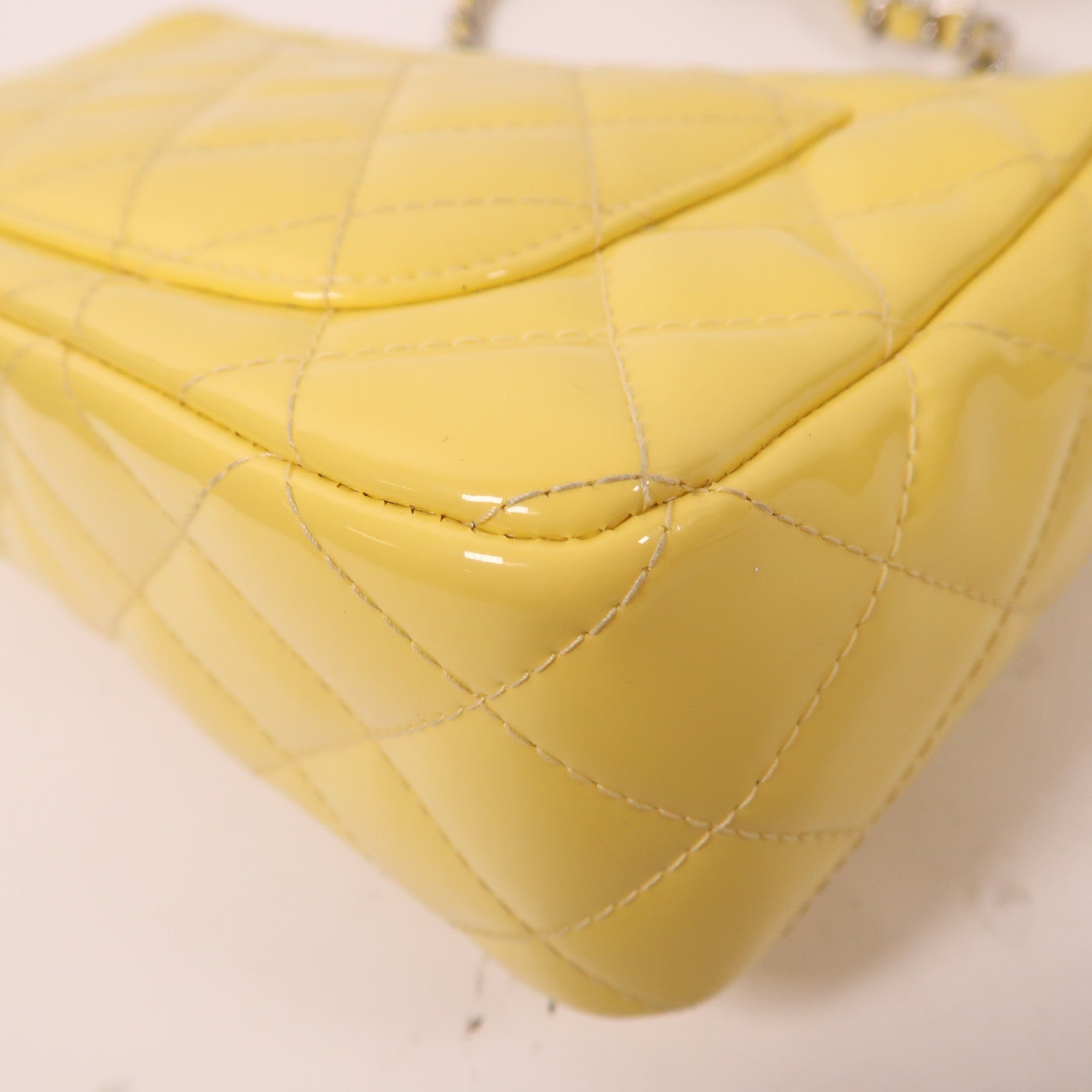 CHANEL 【激減優惠】菱格漆皮皮革Chain Shoulder銀扣鏈帶肩背袋黃色