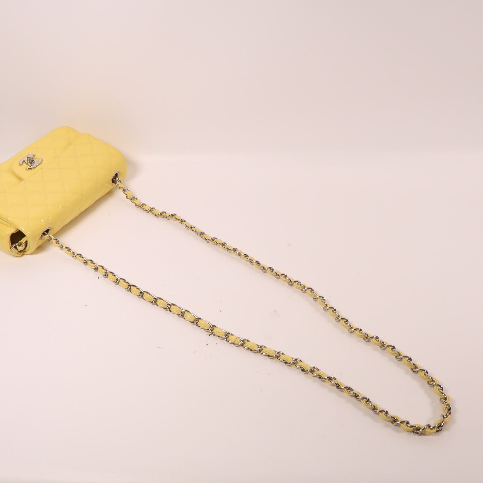 CHANEL 【激減優惠】菱格漆皮皮革Chain Shoulder銀扣鏈帶肩背袋黃色