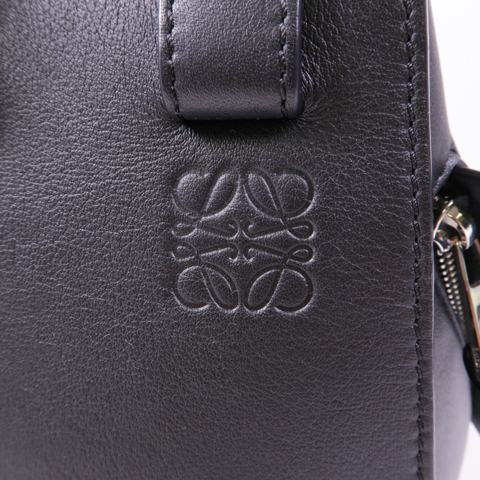 LOEWE 牛皮皮革Hammock Small銀扣手挽肩背兩用袋