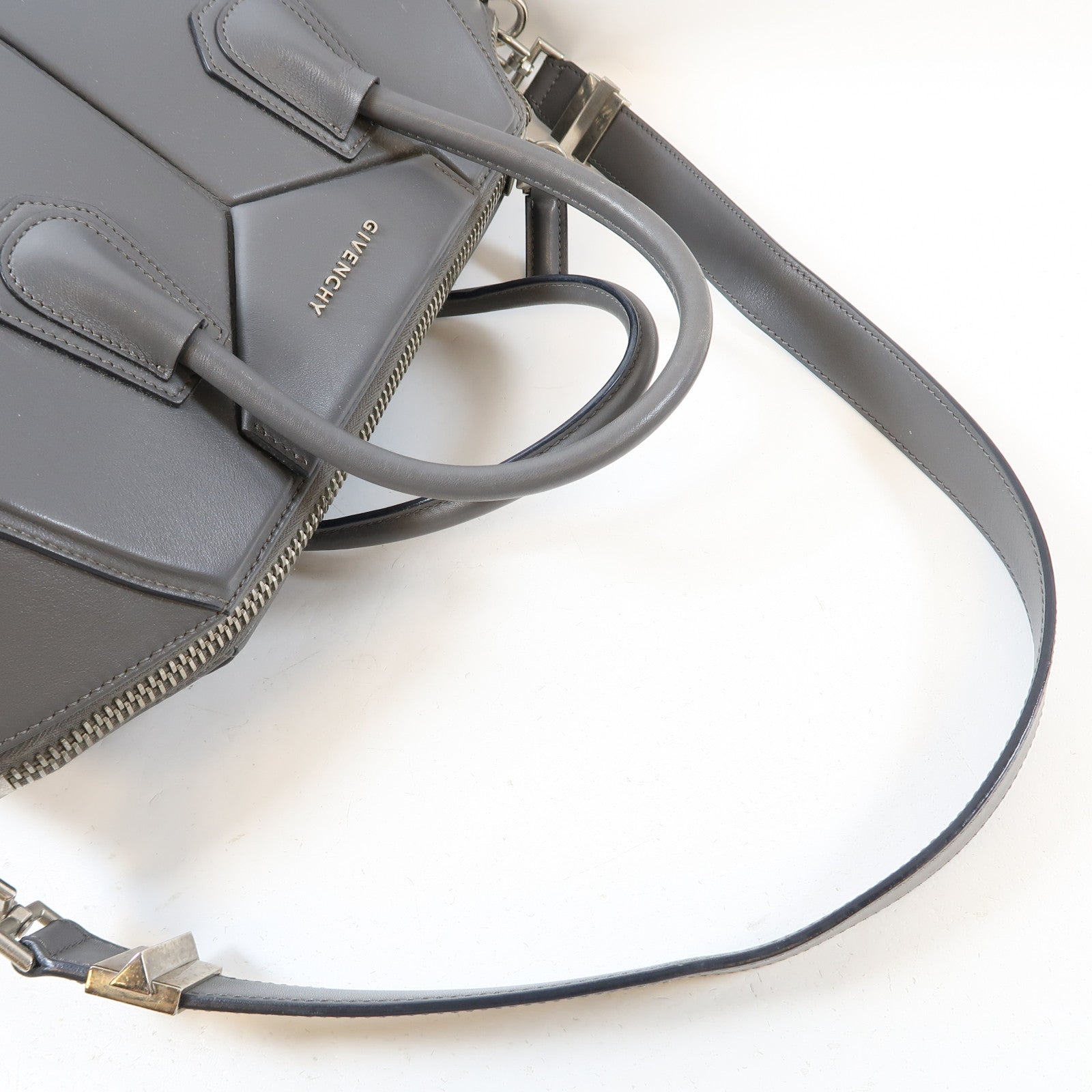 GIVENCHY 牛皮皮革Antigona銀扣手挽肩背兩用袋灰色
