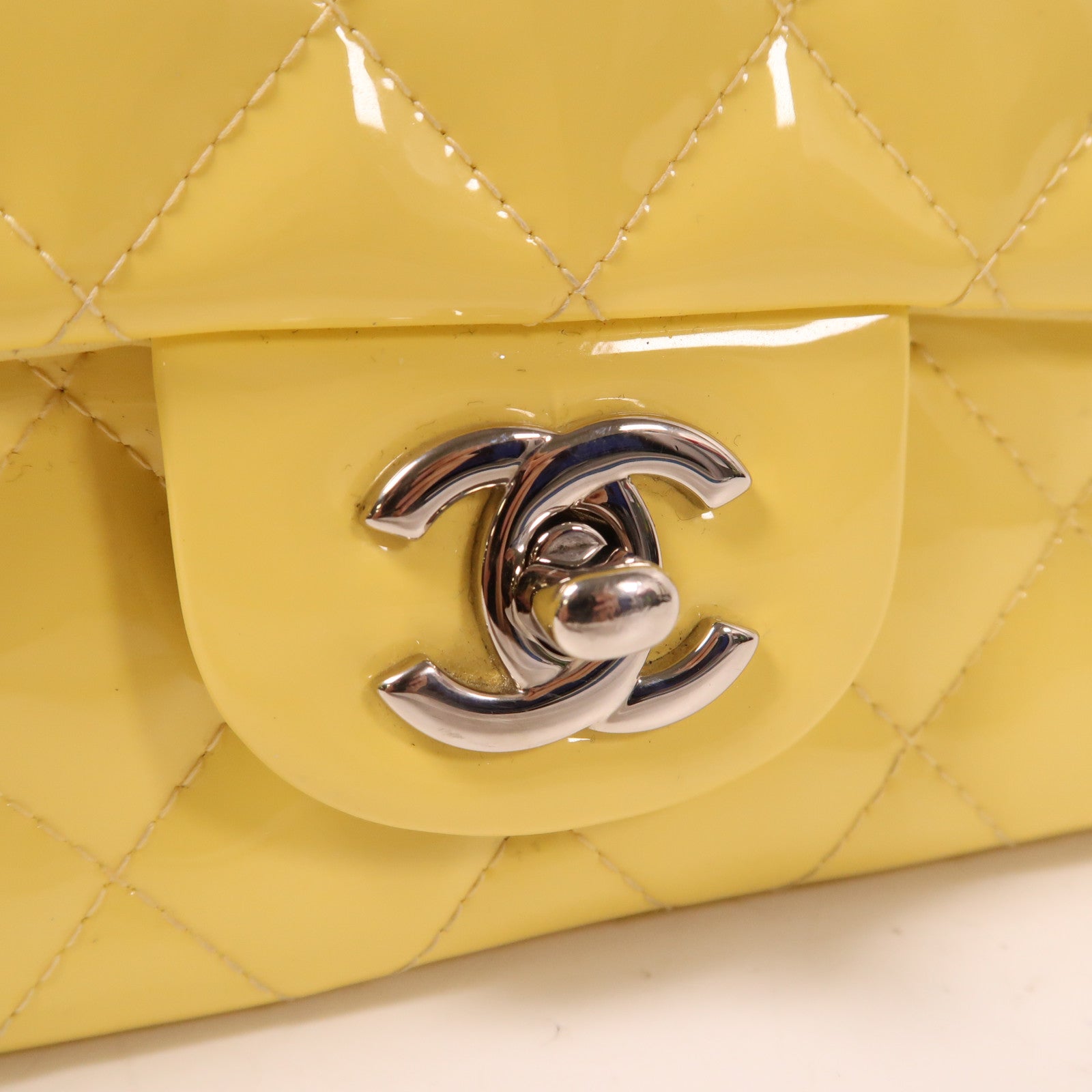 CHANEL 【激減優惠】菱格漆皮皮革Chain Shoulder銀扣鏈帶肩背袋黃色