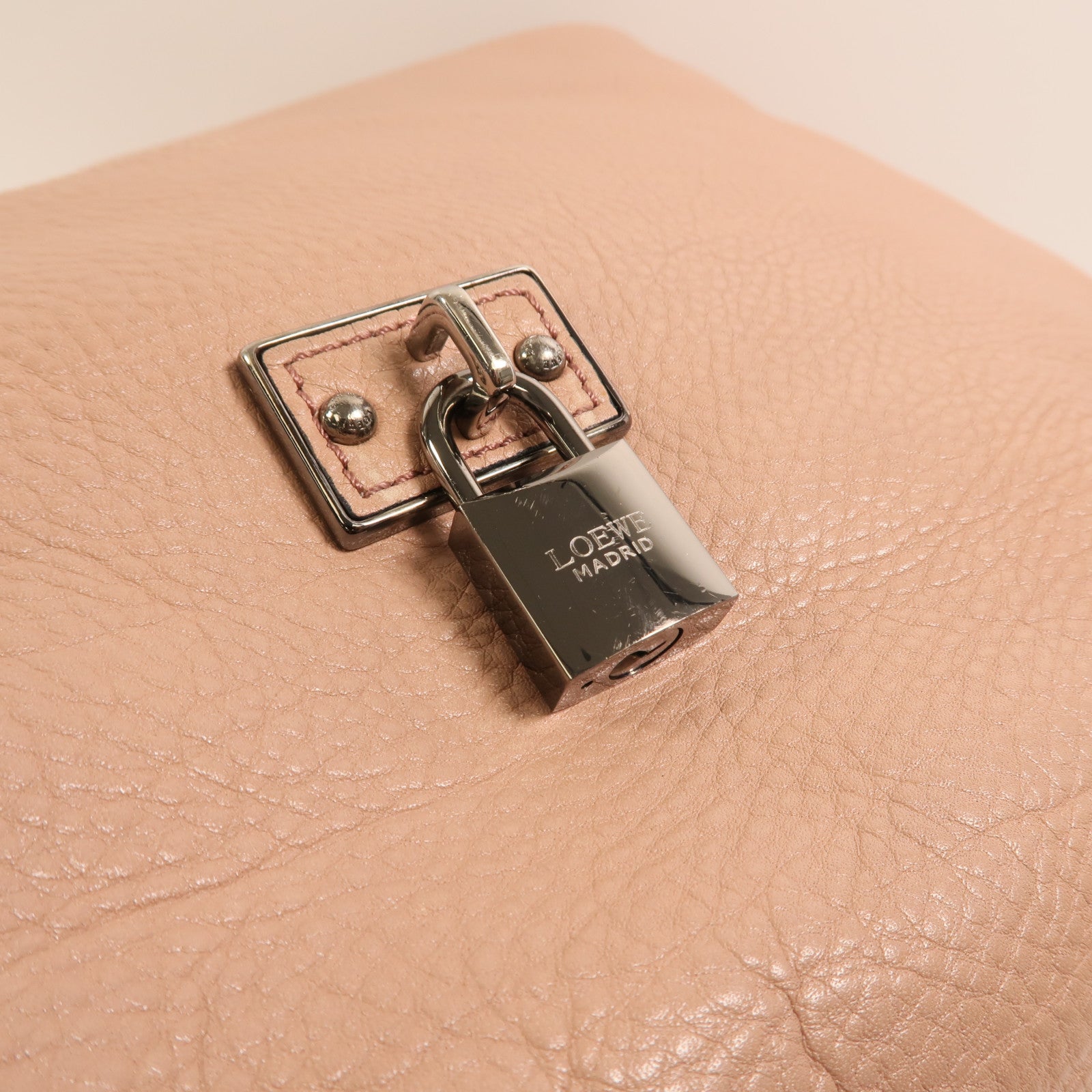 LOEWE 牛皮皮革Calle Lock Hobo銀扣肩背袋