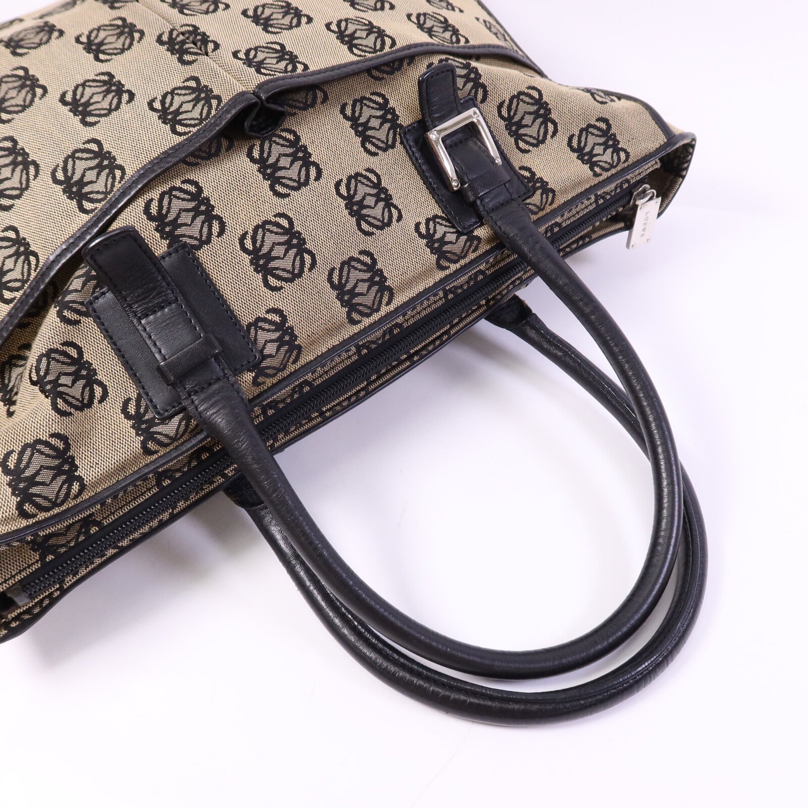 LOEWE 帆布Hand Bag銀扣手挽袋