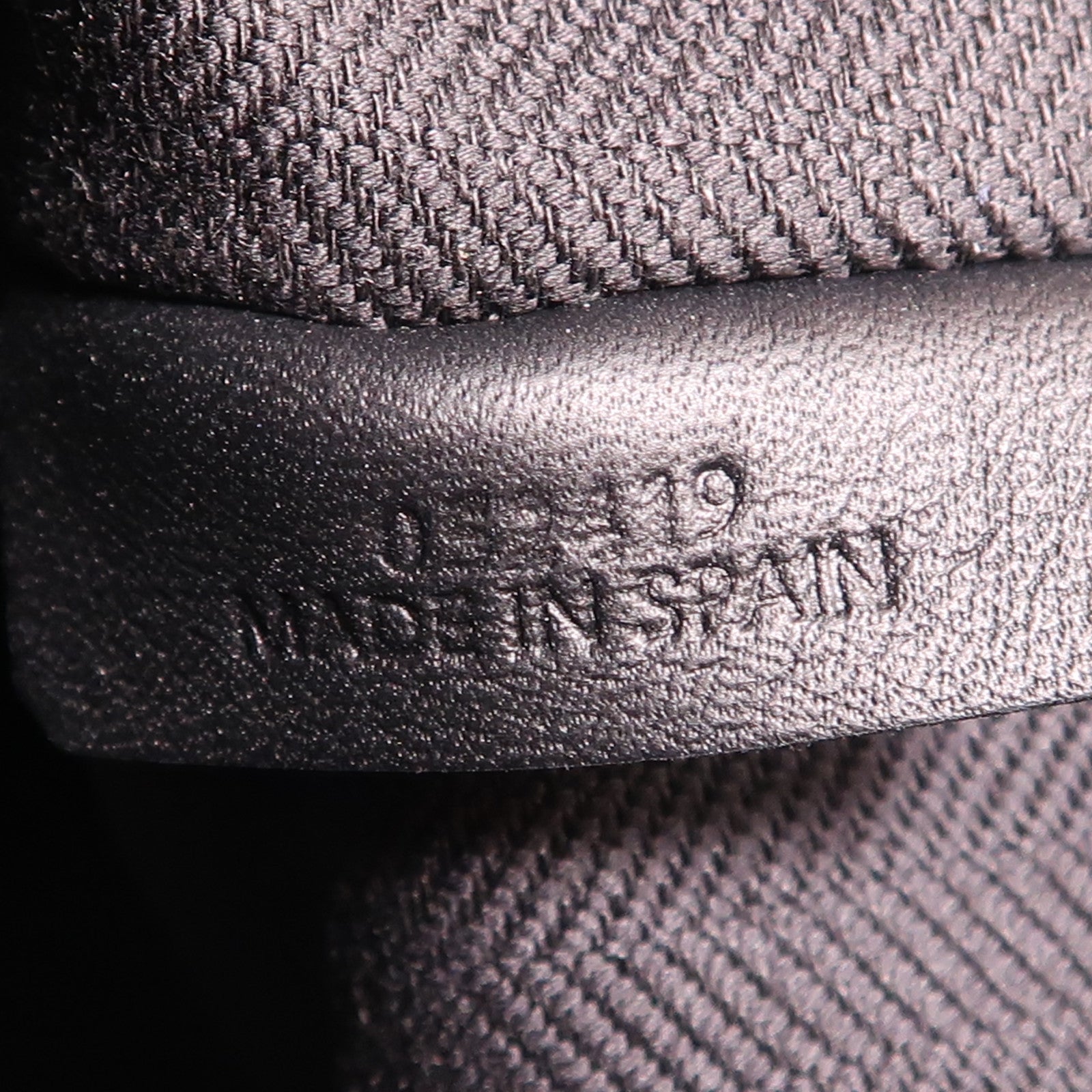 LOEWE 【激減優惠】牛皮皮革Puzzle Fold Wash Bag銀扣手拿包