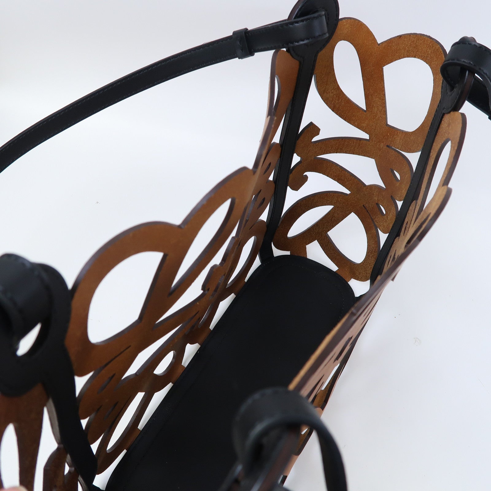 LOEWE 牛皮皮革Anagram Cut Out Tote肩背袋啡色/黑色