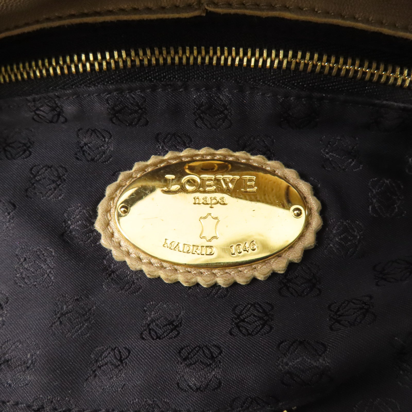 LOEWE 牛皮皮革Handbag金扣手挽袋