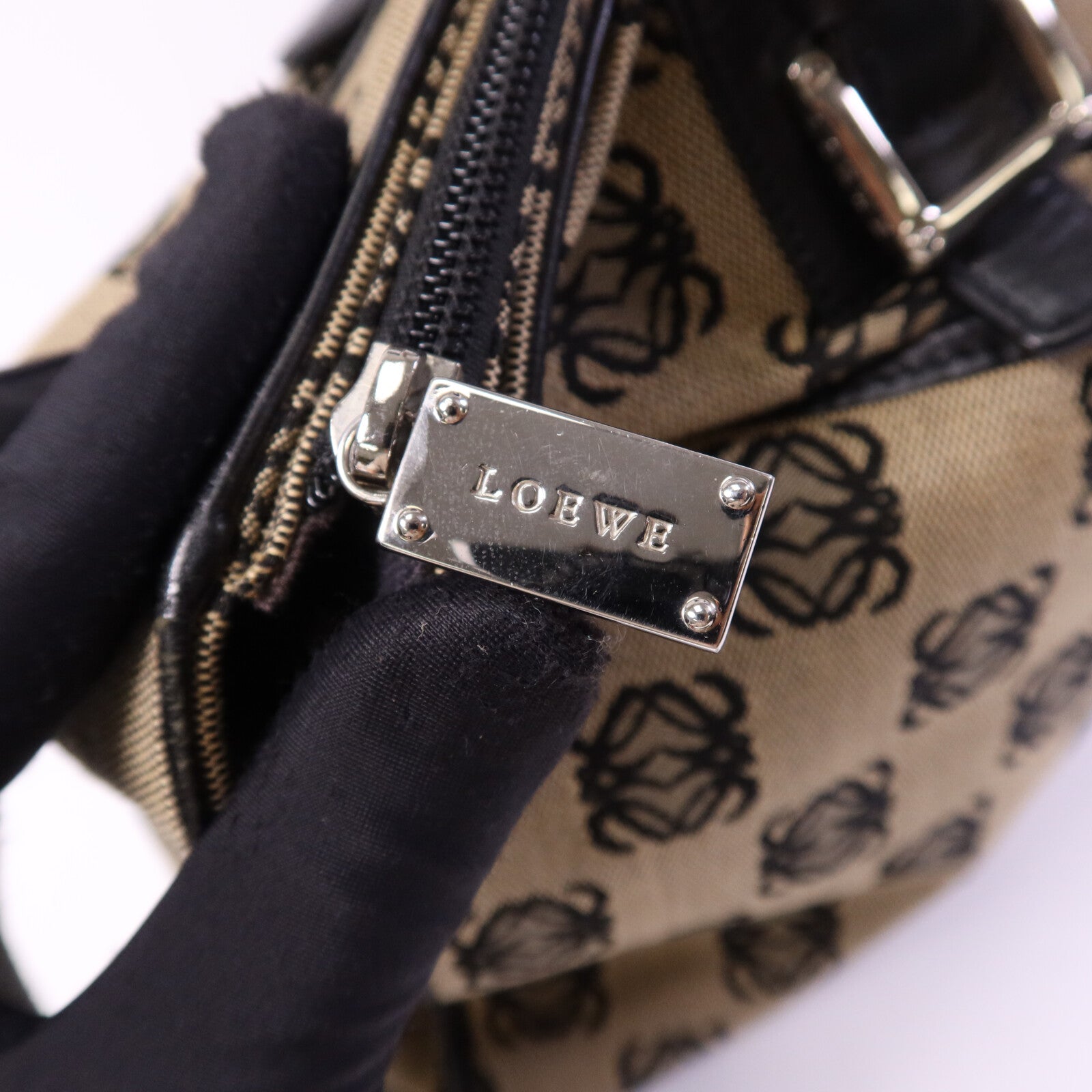 LOEWE 帆布Hand Bag銀扣手挽袋