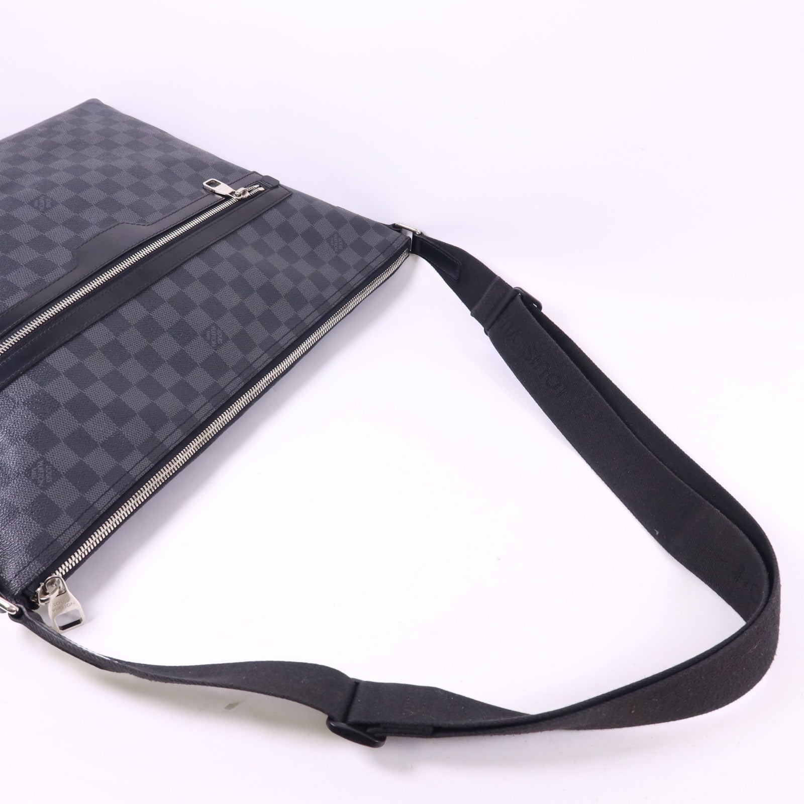 LOUIS VUITTON Damier Graphite Mick GM銀扣肩背袋