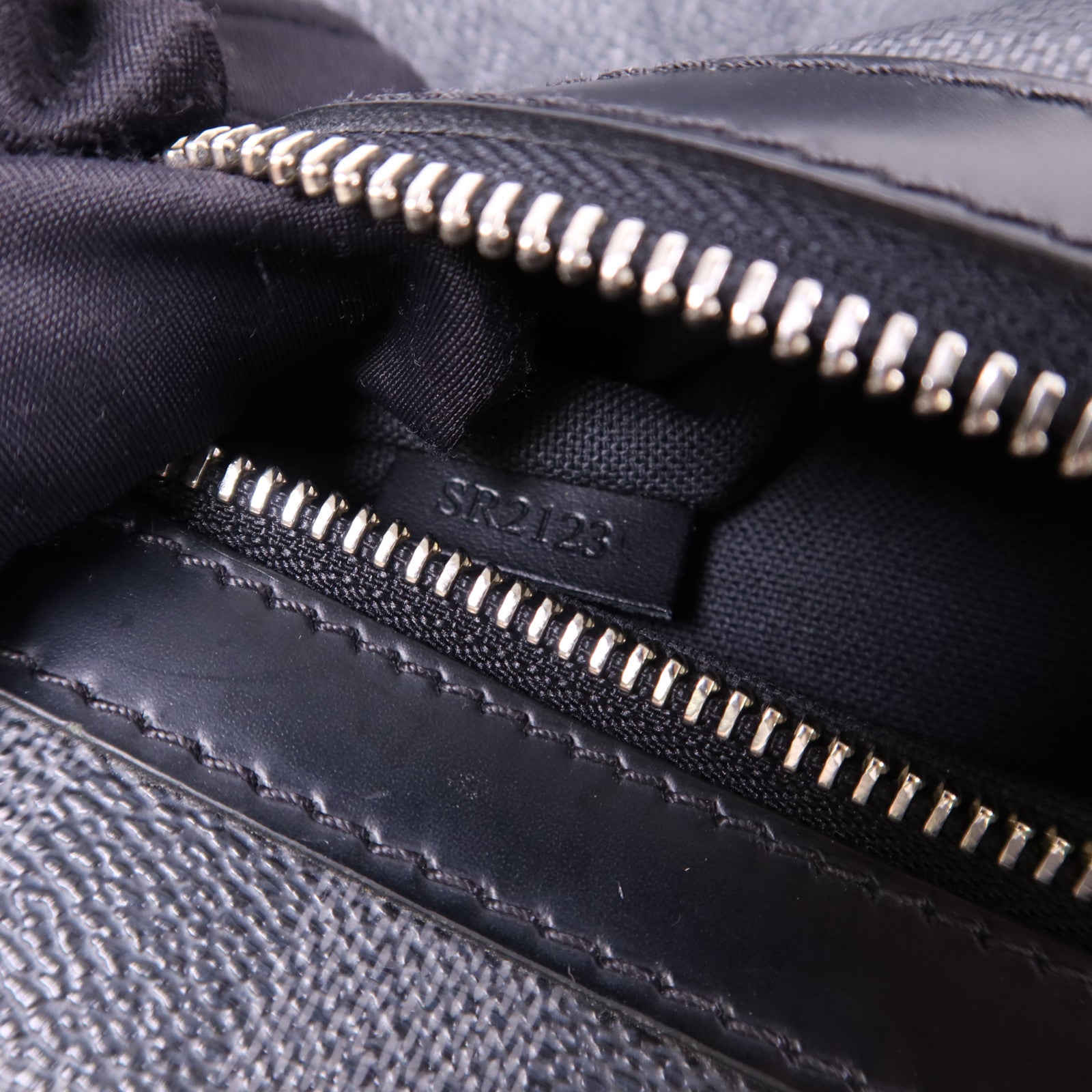 LOUIS VUITTON Damier Graphite Mick GM銀扣肩背袋