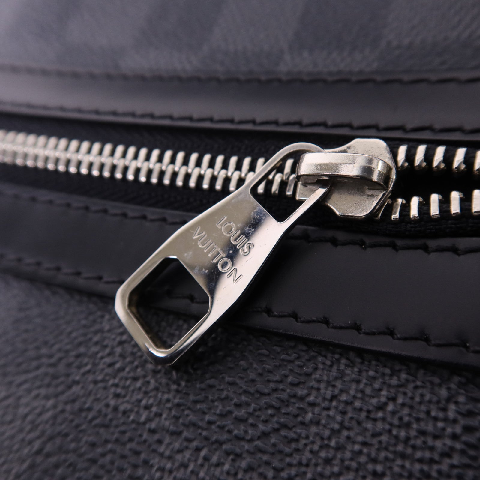 LOUIS VUITTON Damier Graphite Mick GM銀扣肩背袋