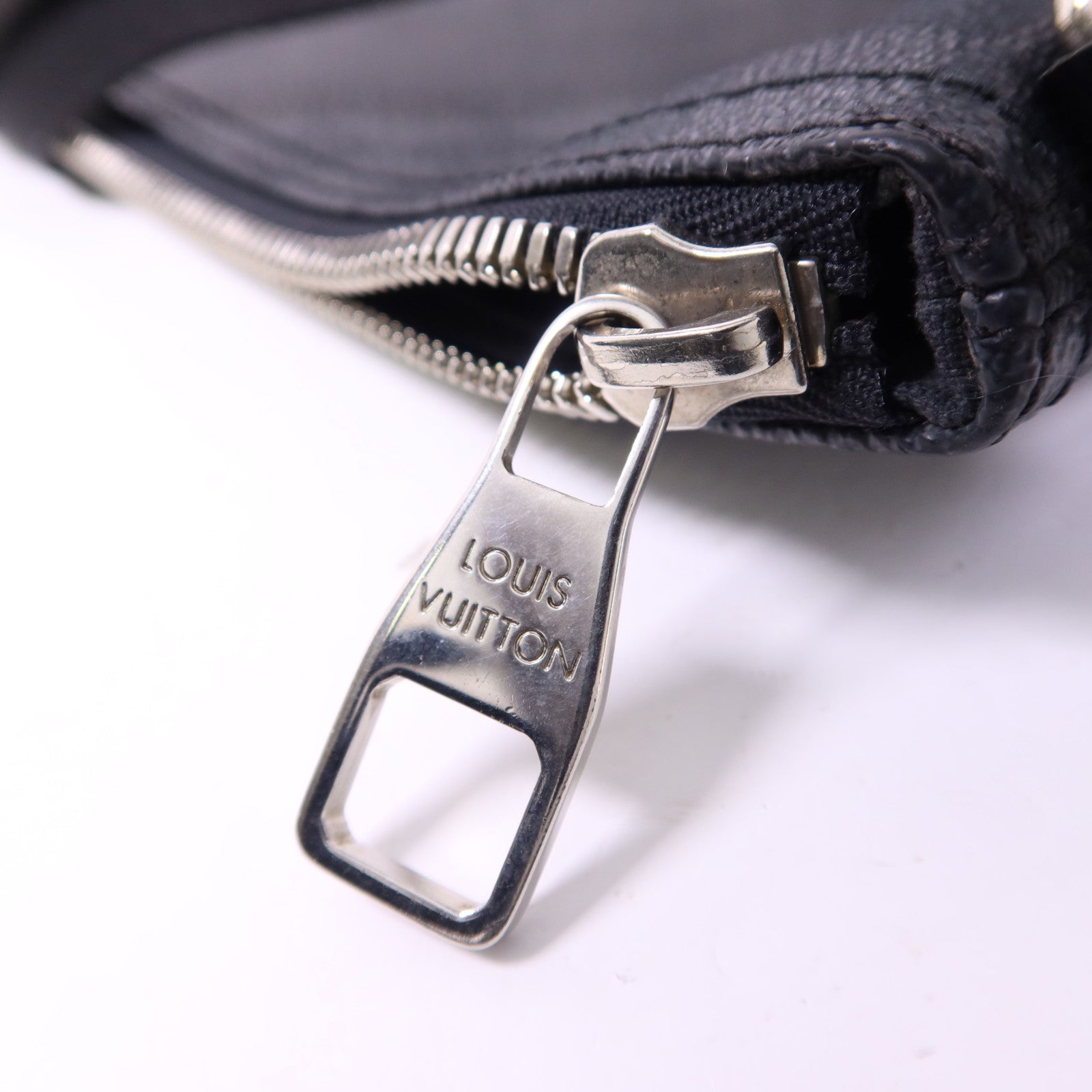 LOUIS VUITTON Damier Graphite Mick GM銀扣肩背袋